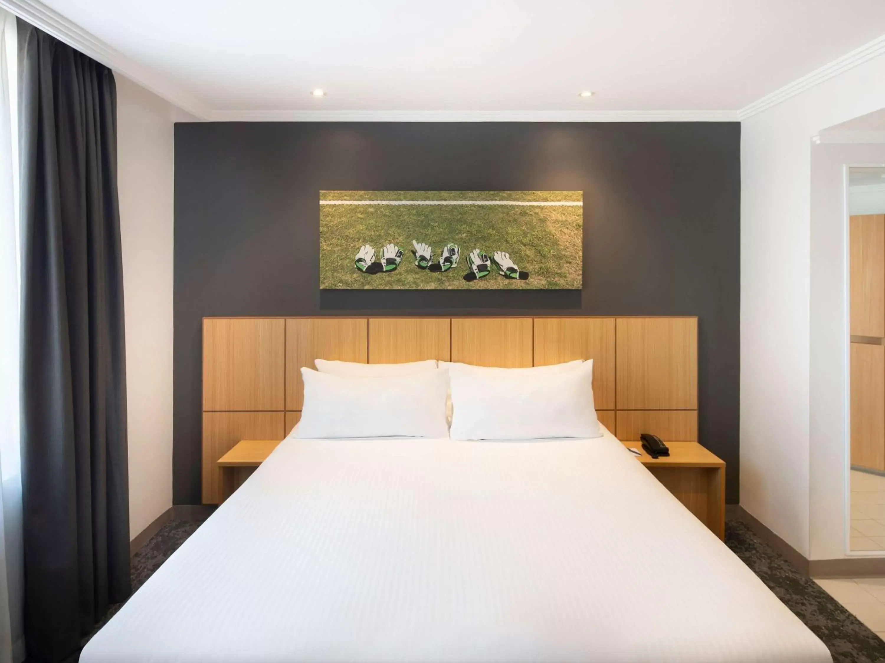 Bedroom, Bed in Mercure Sydney Bankstown