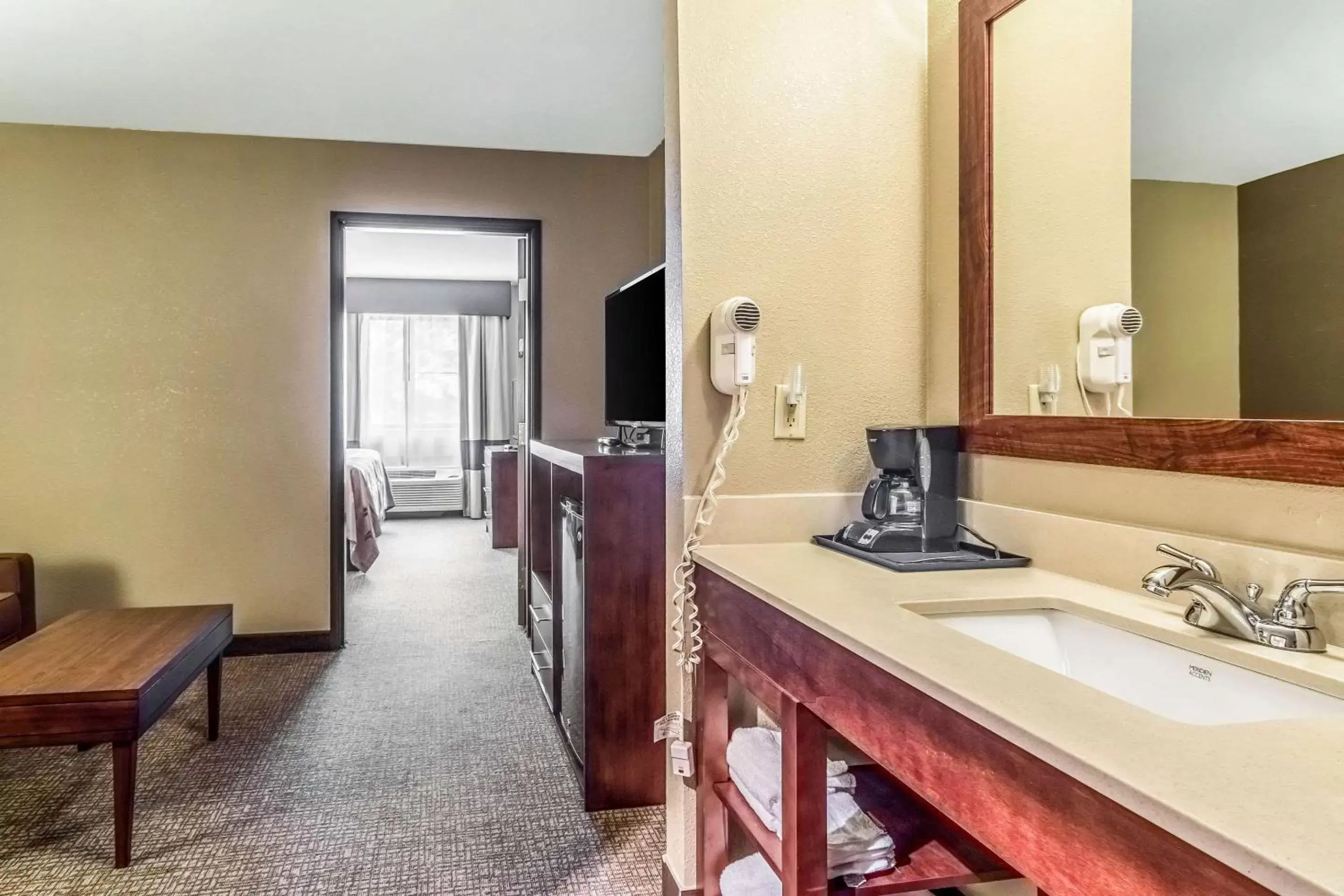 Photo of the whole room, Bathroom in Quality Inn & Suites Salem near I-57