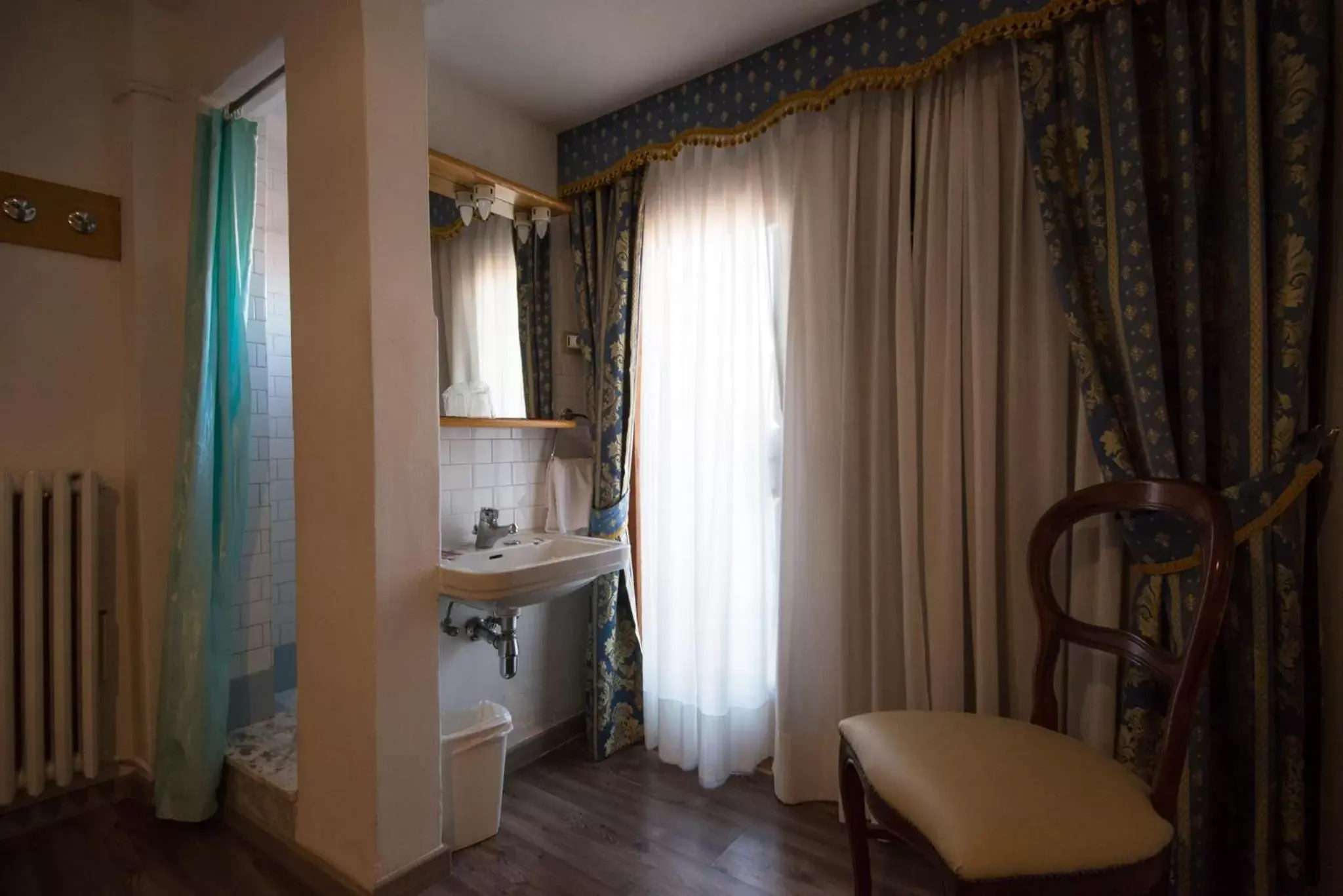 Bathroom, TV/Entertainment Center in Albergo Casa Peron