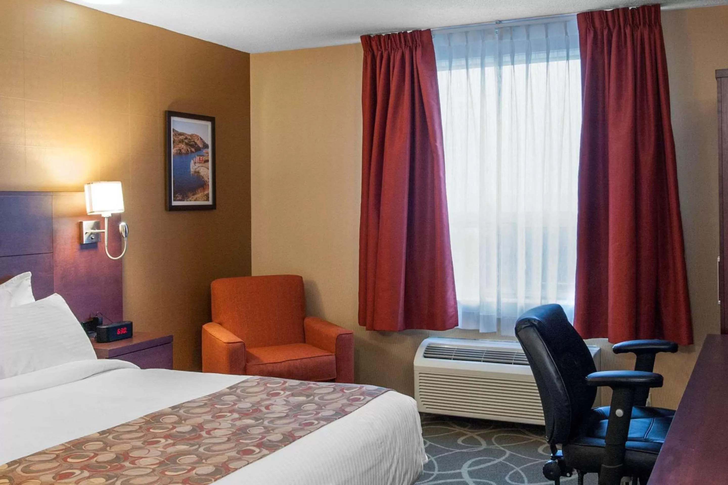 Photo of the whole room, Bed in Quality Hotel & Suites