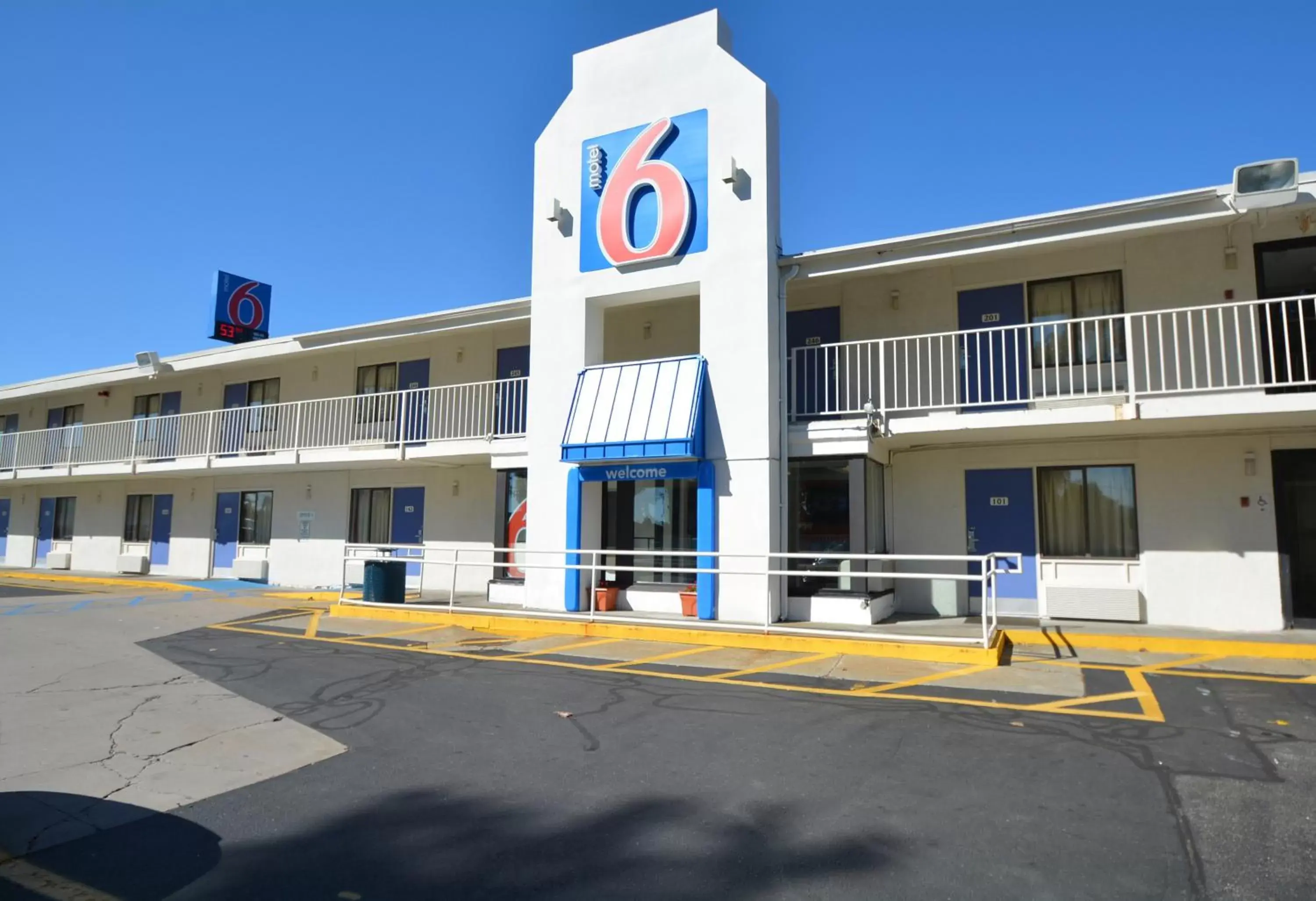 Facade/entrance, Property Building in Motel 6-Chicopee, MA - Springfield