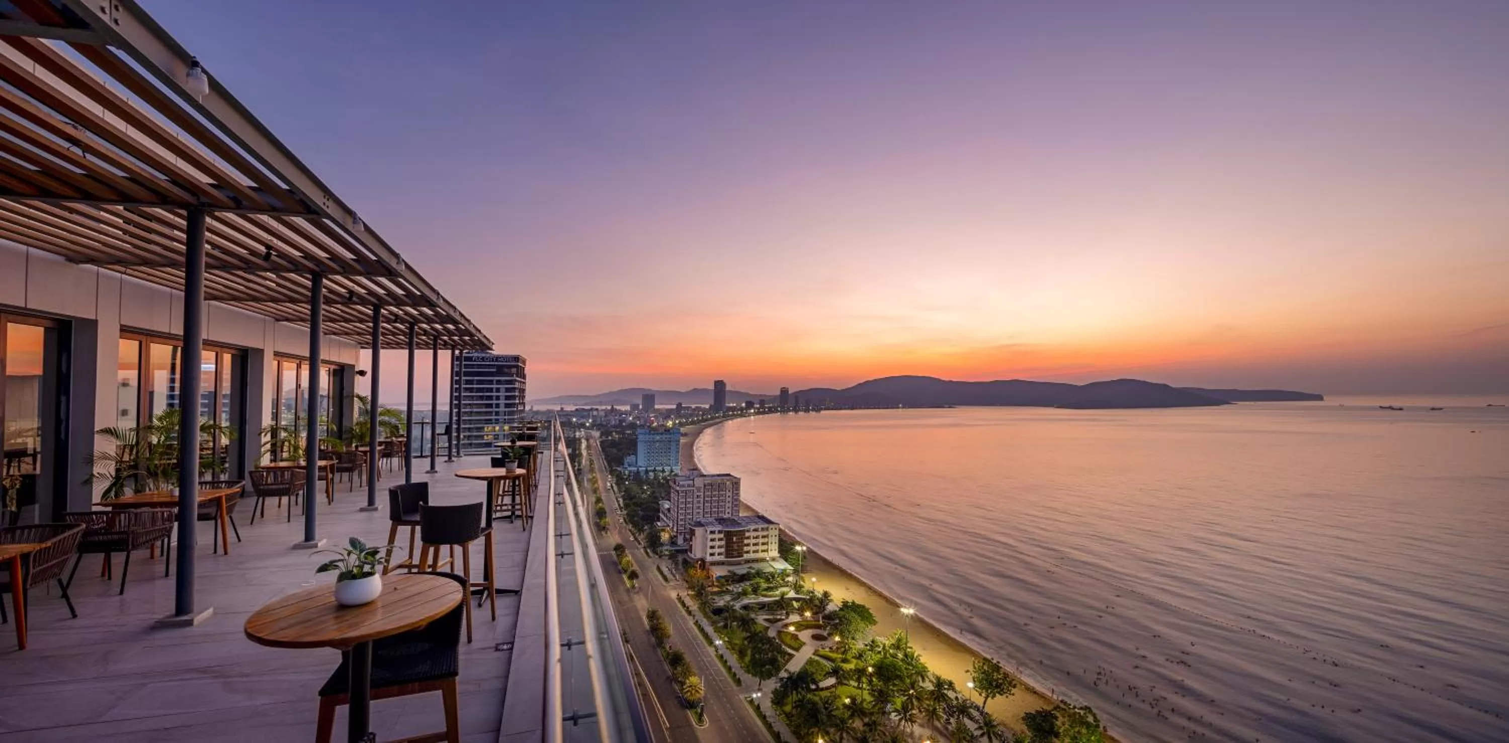 Lounge or bar in Anya Premier Beachfront Hotel Quy Nhon