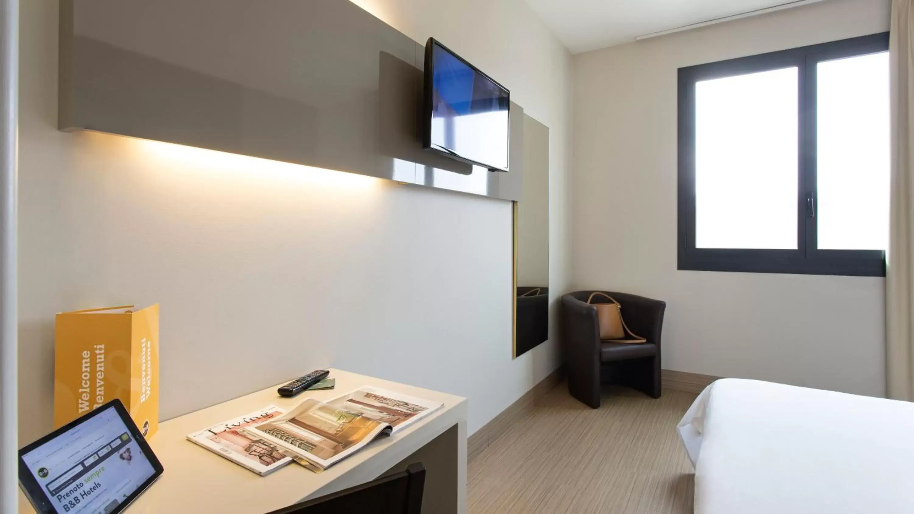 Bedroom, TV/Entertainment Center in B&B Hotel Mantova