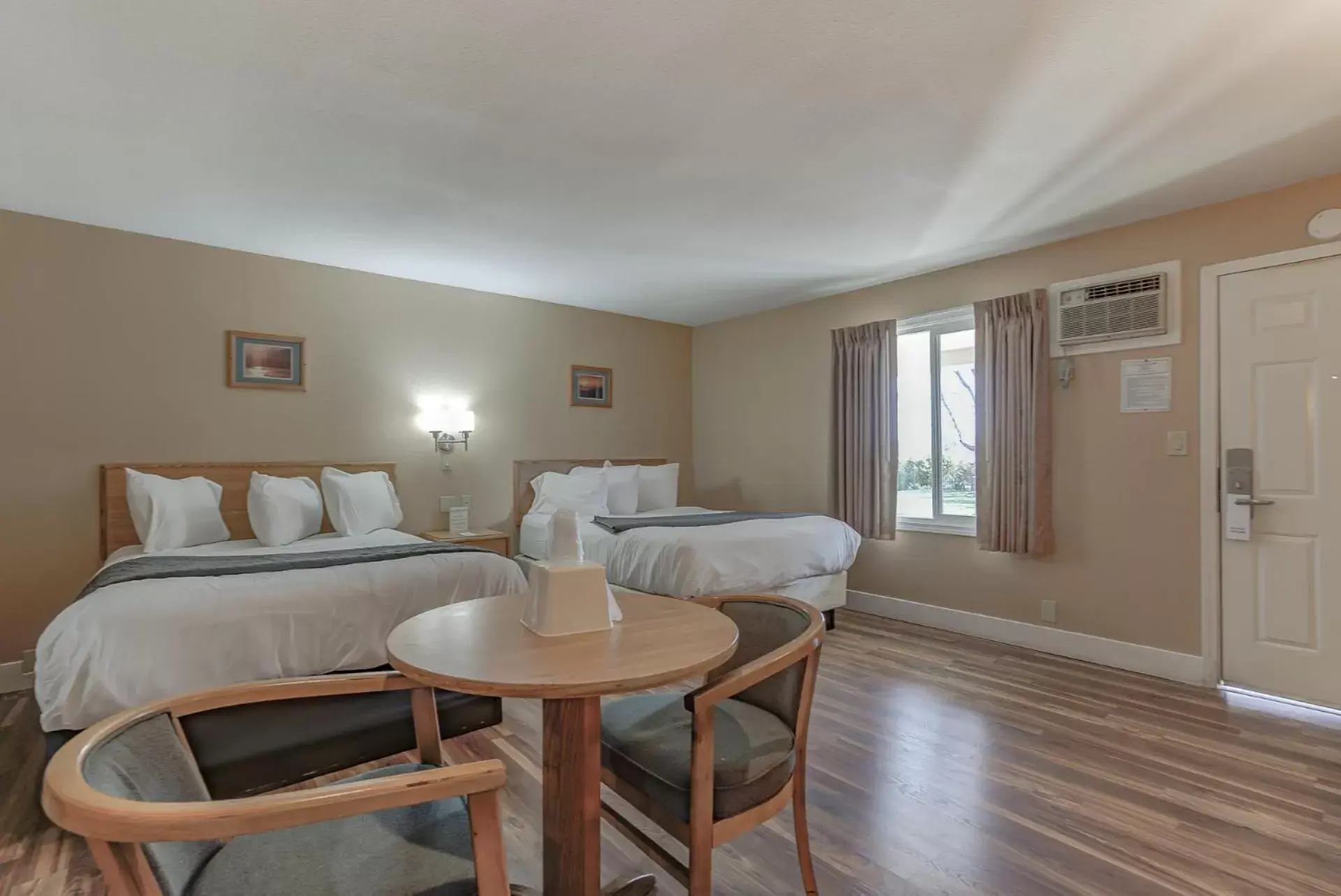 Bedroom, Bed in Shasta Pines Motel & Suites Bedroom, Bed in Shasta Pines Motel & Suites