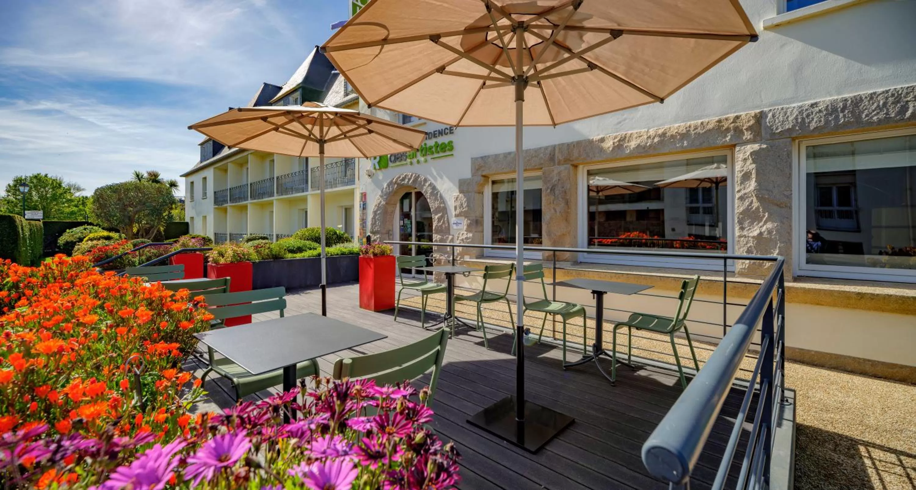 Patio in Hôtel La Résidence des Artistes