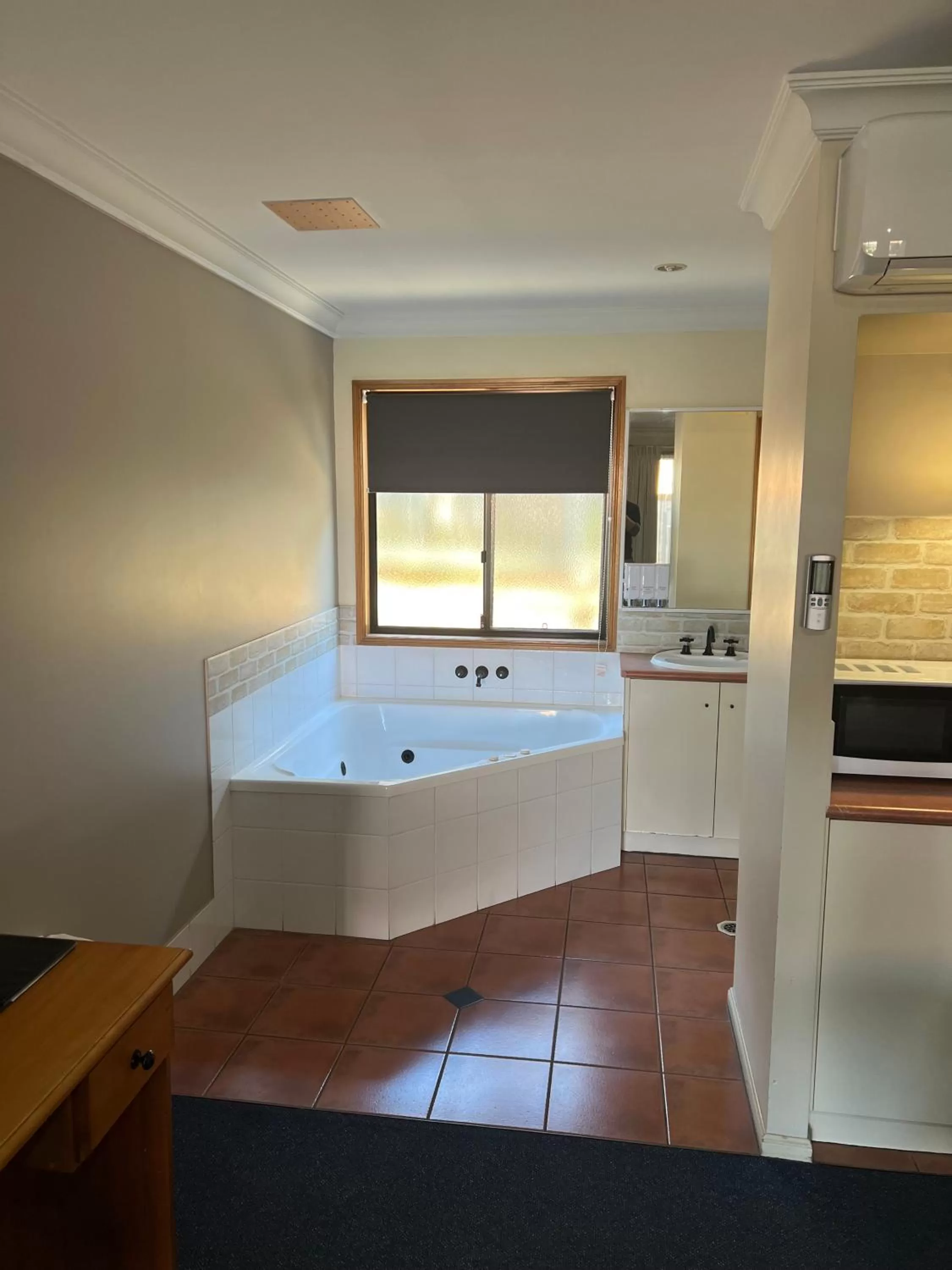 Asters On James Motor Inn