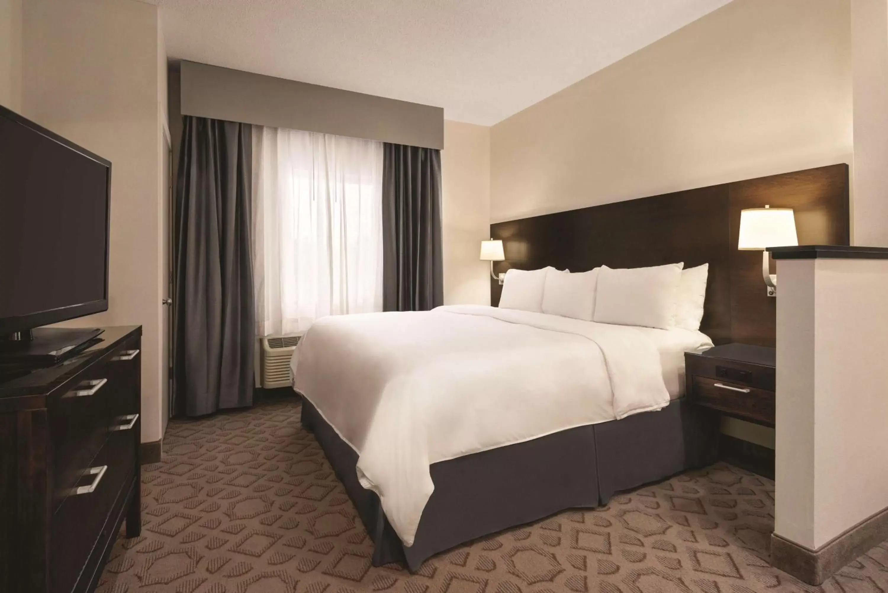 Bedroom, Bed in Radisson Hotel & Conference Center Rockford