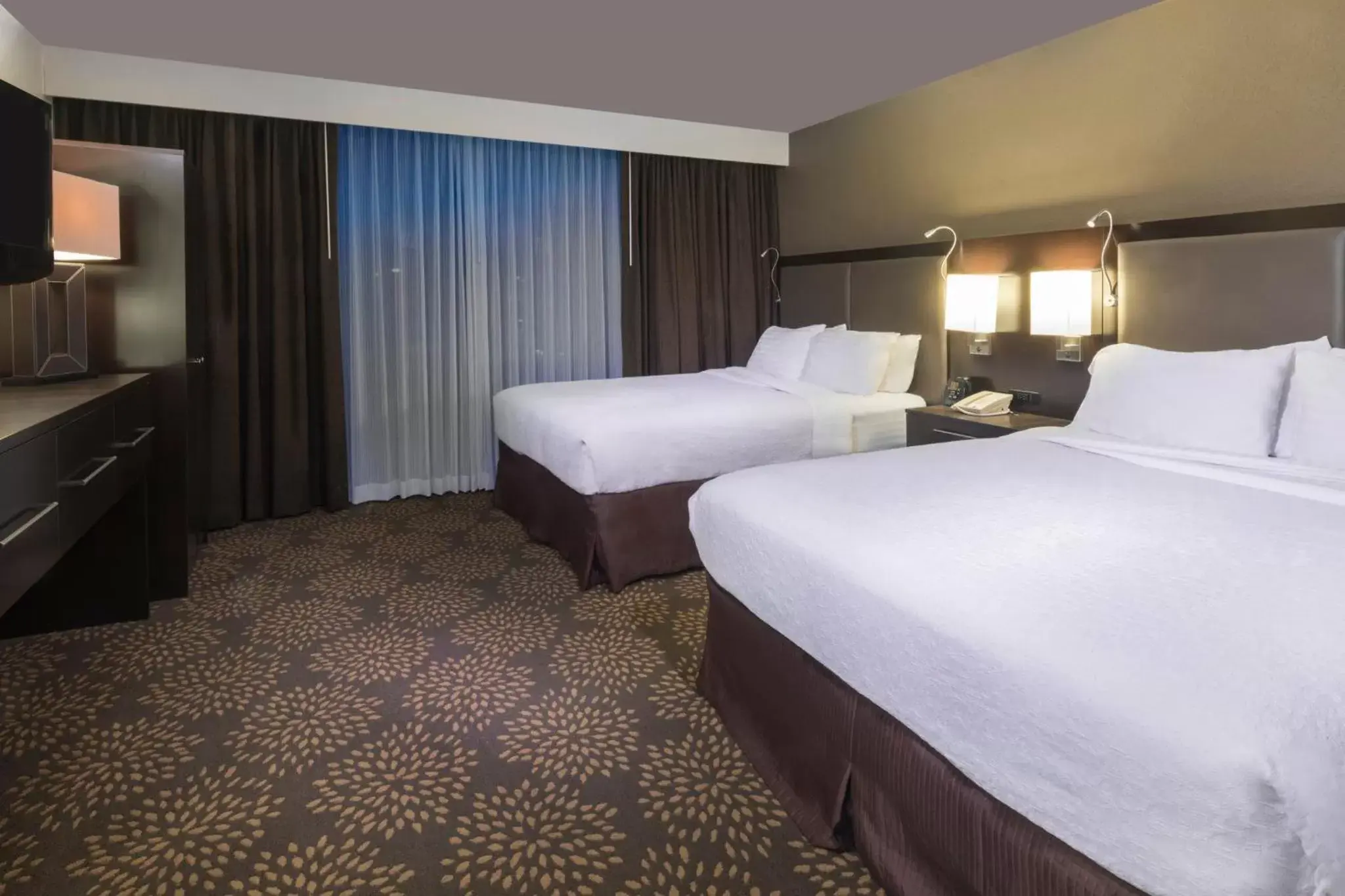 Photo of the whole room, Bed in Holiday Inn and Suites Phoenix Airport North, an IHG Hotel