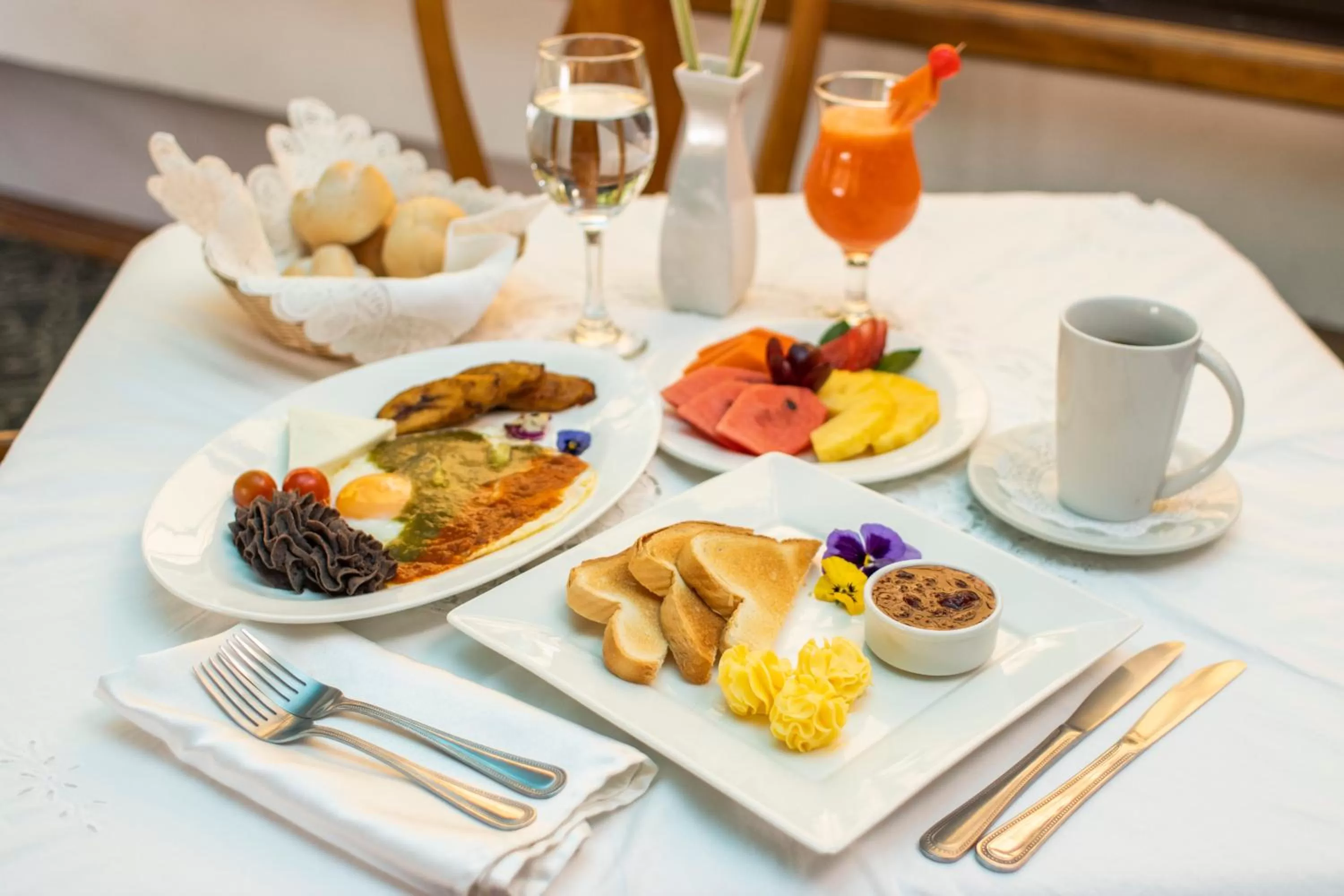 Restaurant/places to eat in Hotel Santander Plaza