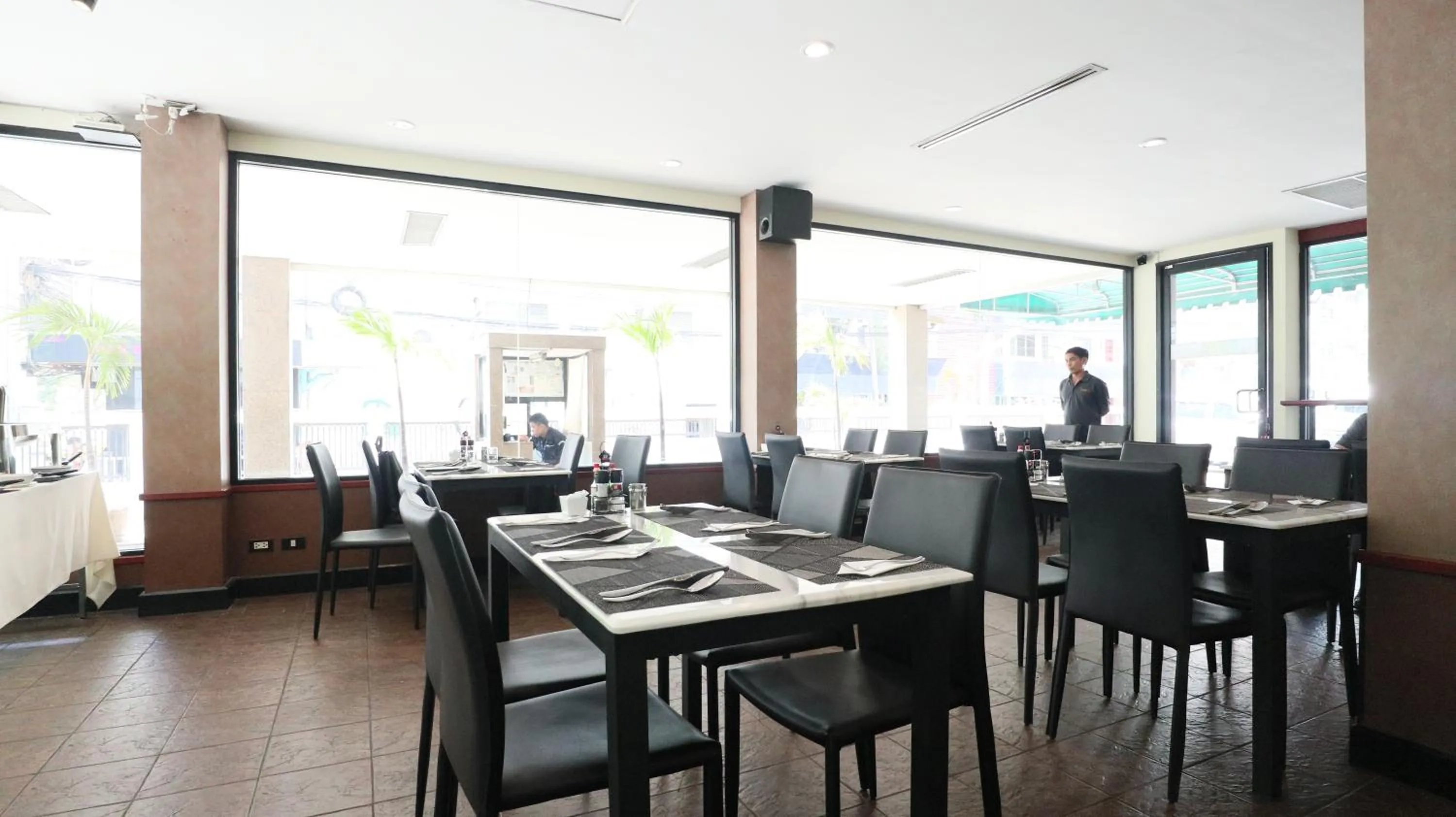 Restaurant/places to eat in Admiral Suites Bangkok