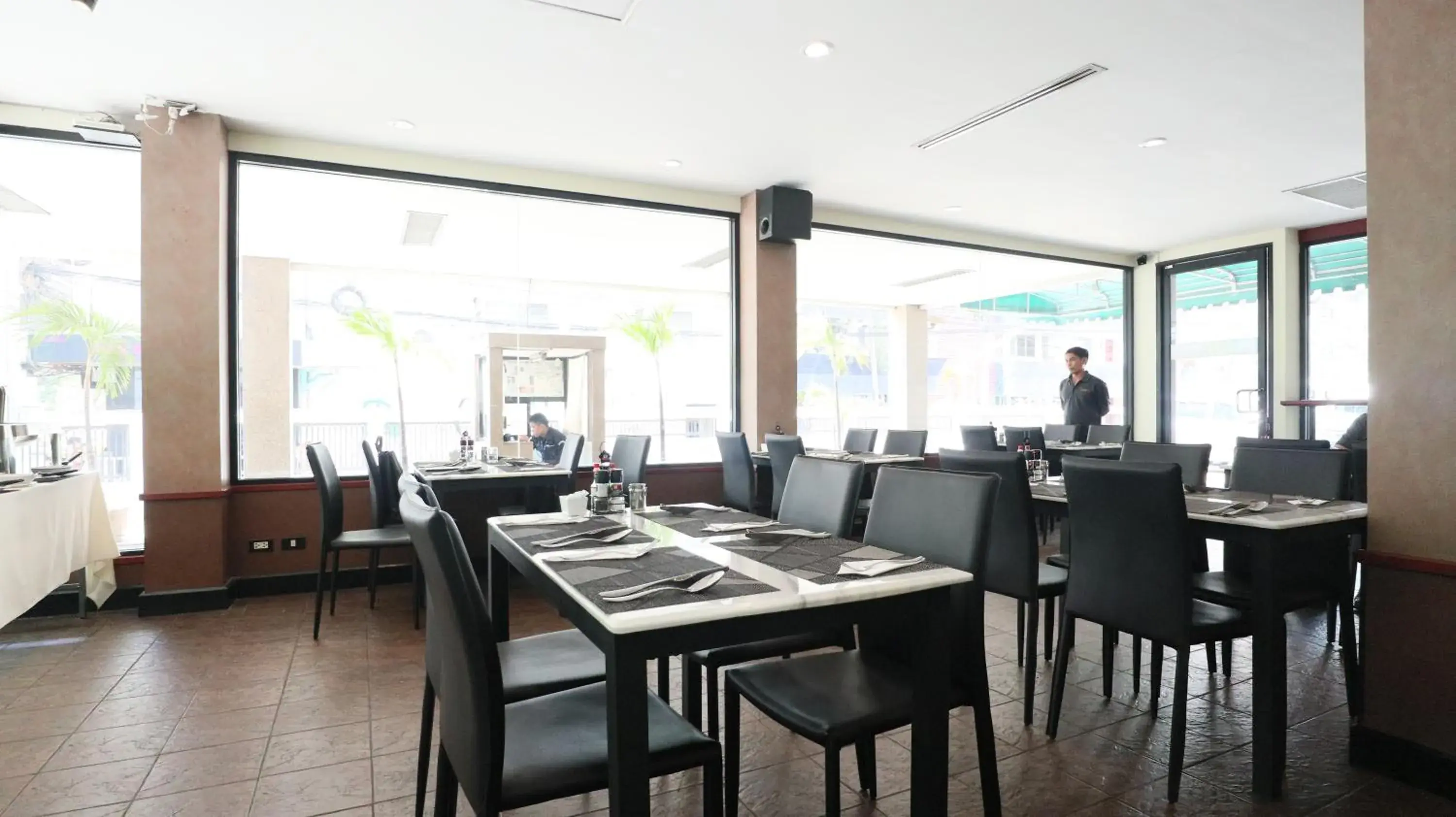 Restaurant/Places to Eat in Admiral Suites Bangkok