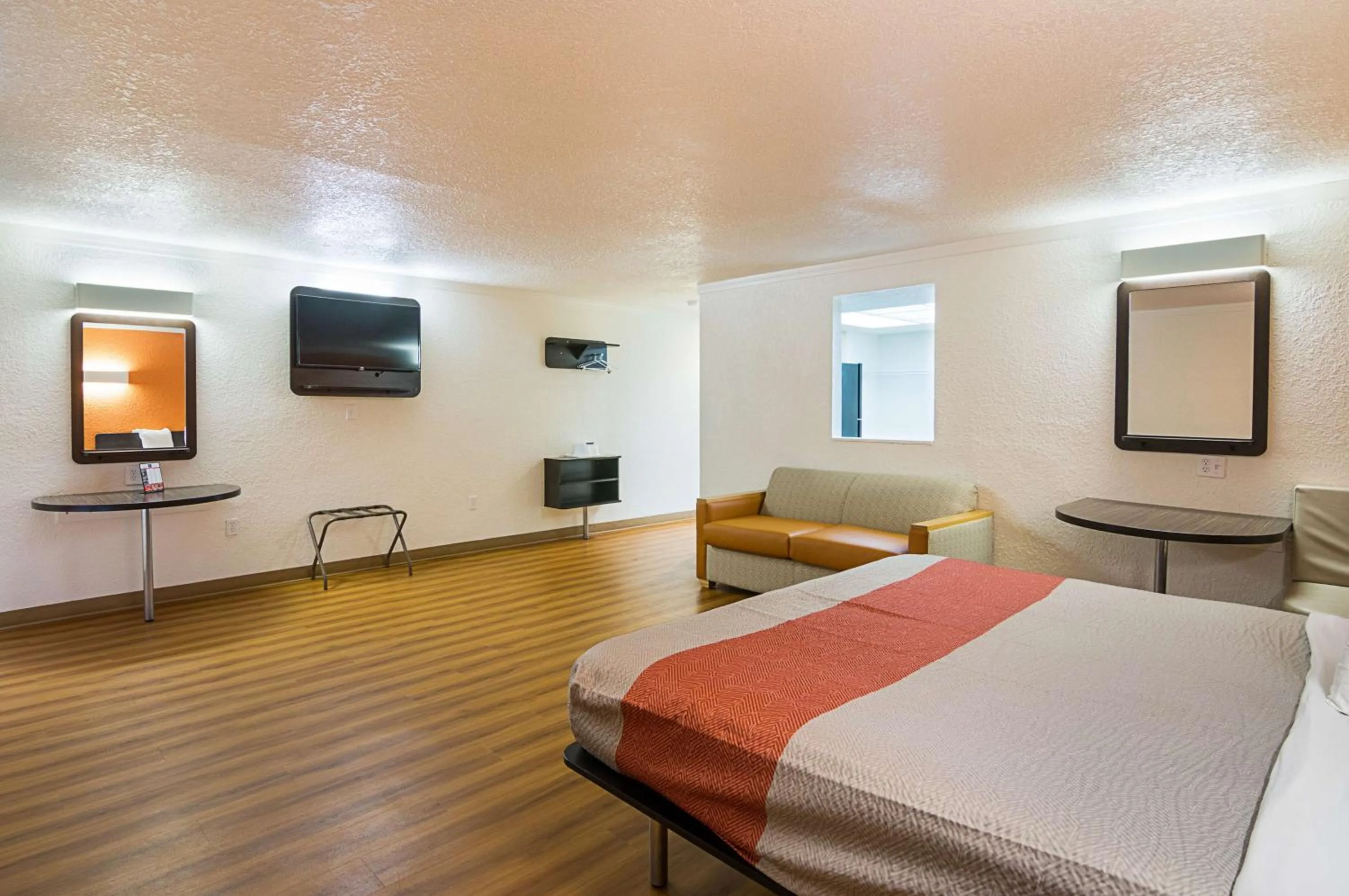 TV and multimedia, Bed in Motel 6-Tampa, FL - Fairgrounds