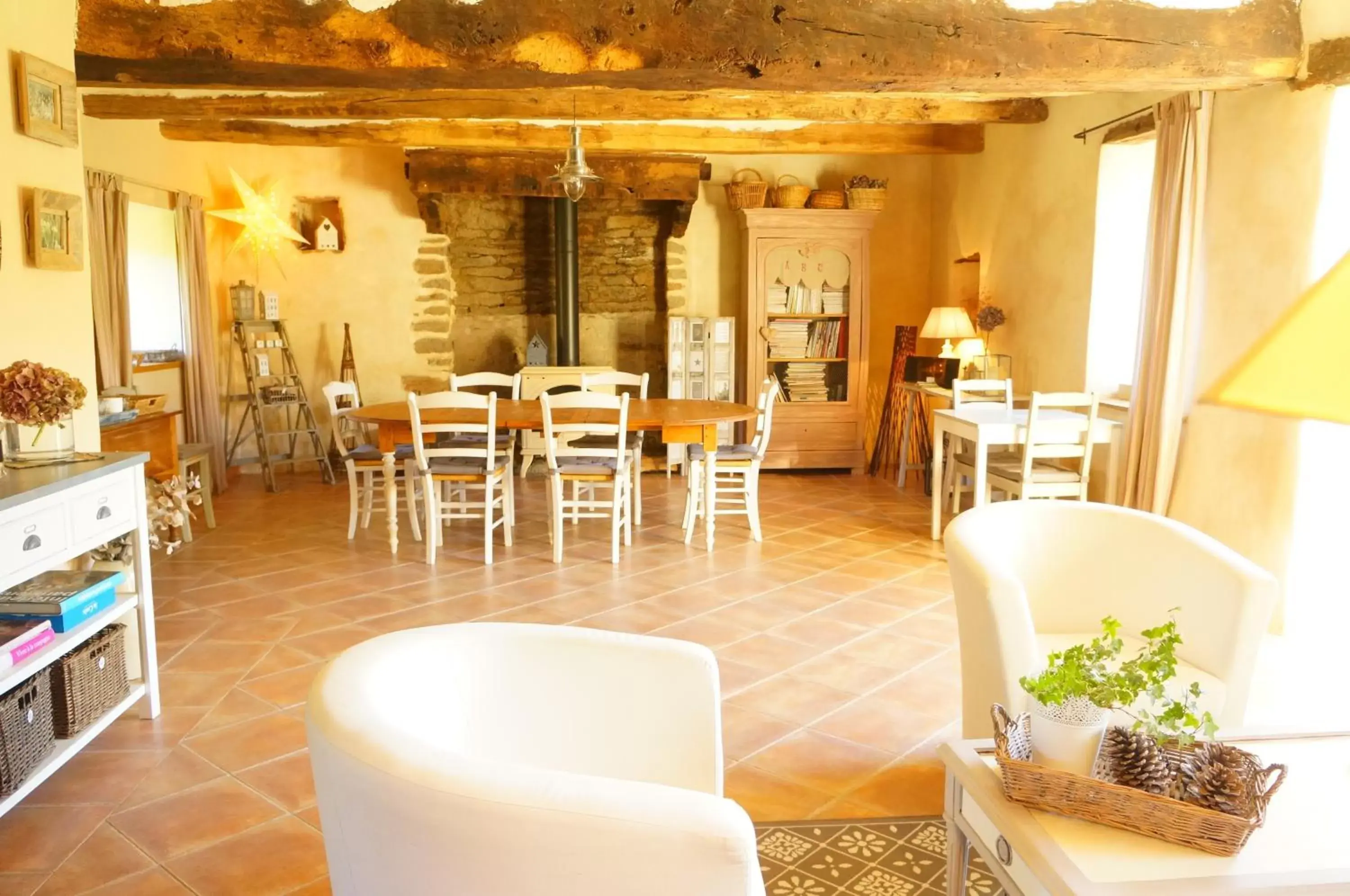 Seating area, Restaurant/Places to Eat in Kêr Neizh Breizh - Chambres d'Hôtes & Gîte de Charme - Le Petit Châtelier