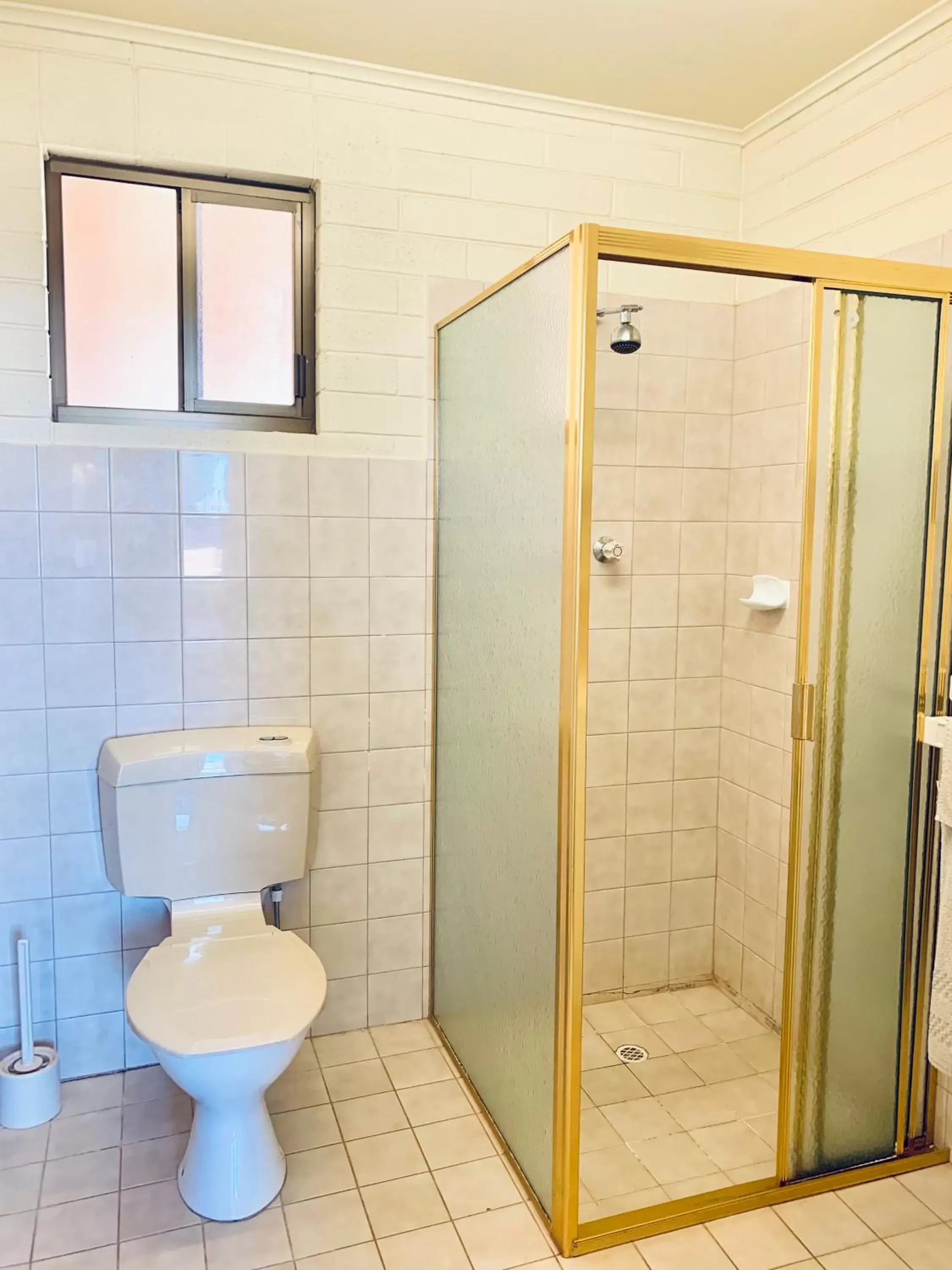 Bathroom in Opal Inn Hotel, Motel, Caravan Park