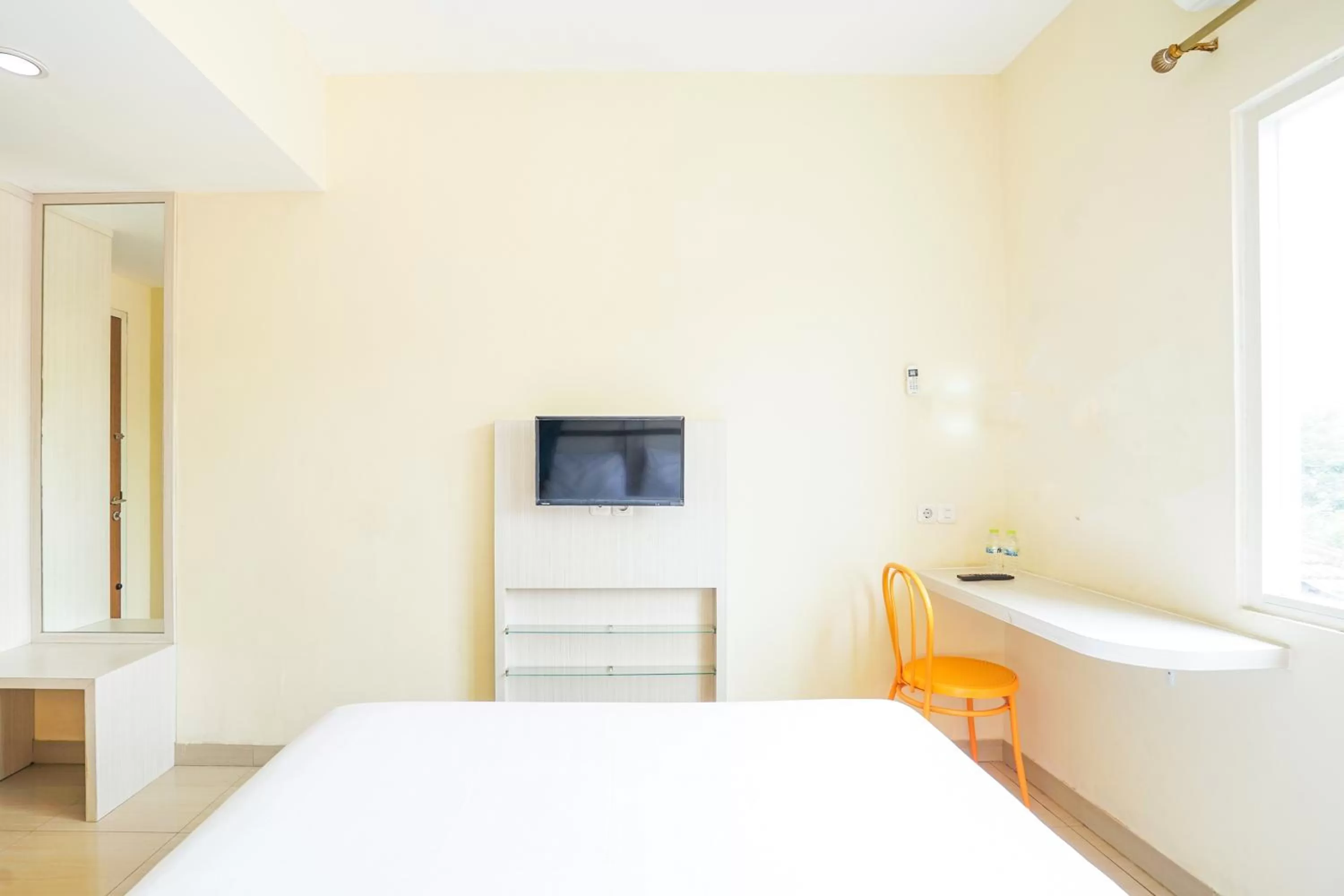 Bed in Pratisarawirya Guesthouse by ecommerceloka