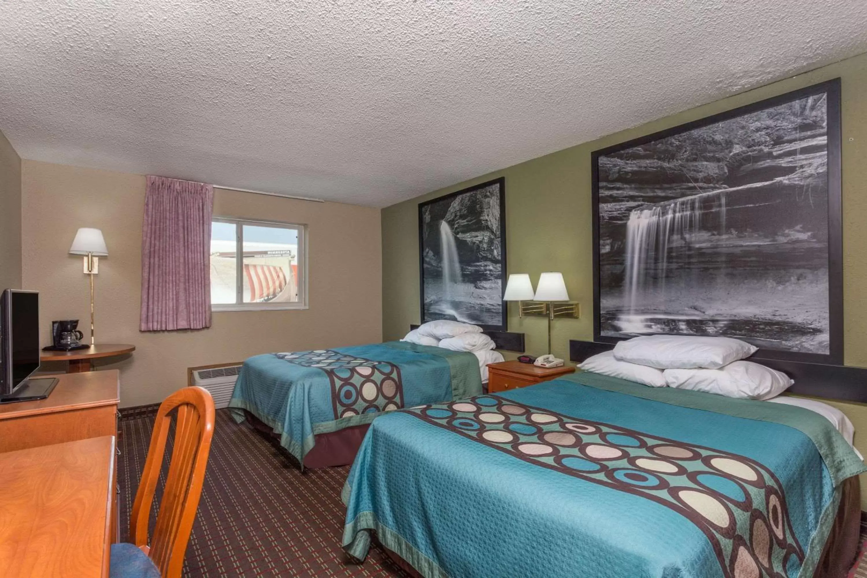 Photo of the whole room in Super 8 by Wyndham Mendota