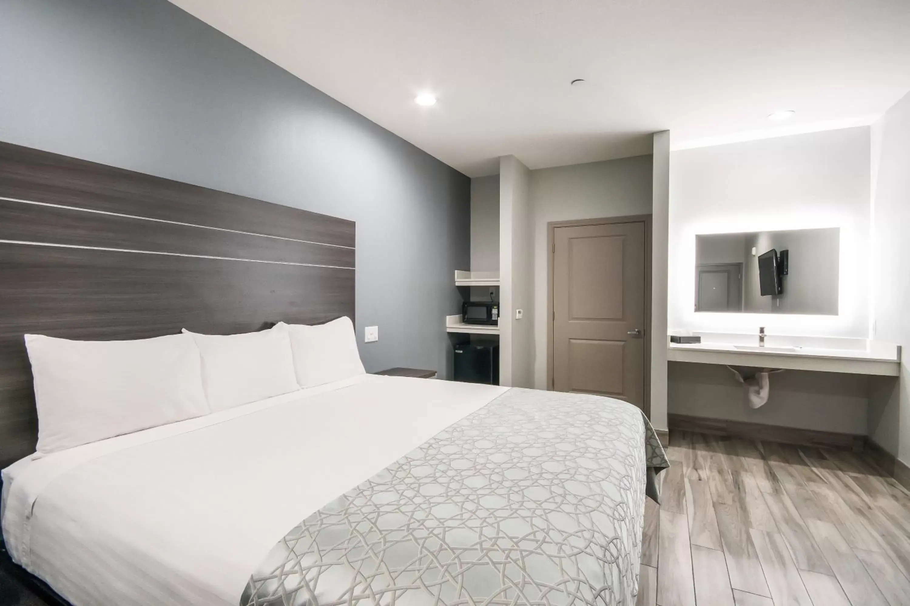 Bed in Americas Best Value Inn & Suites Northeast Houston I-610