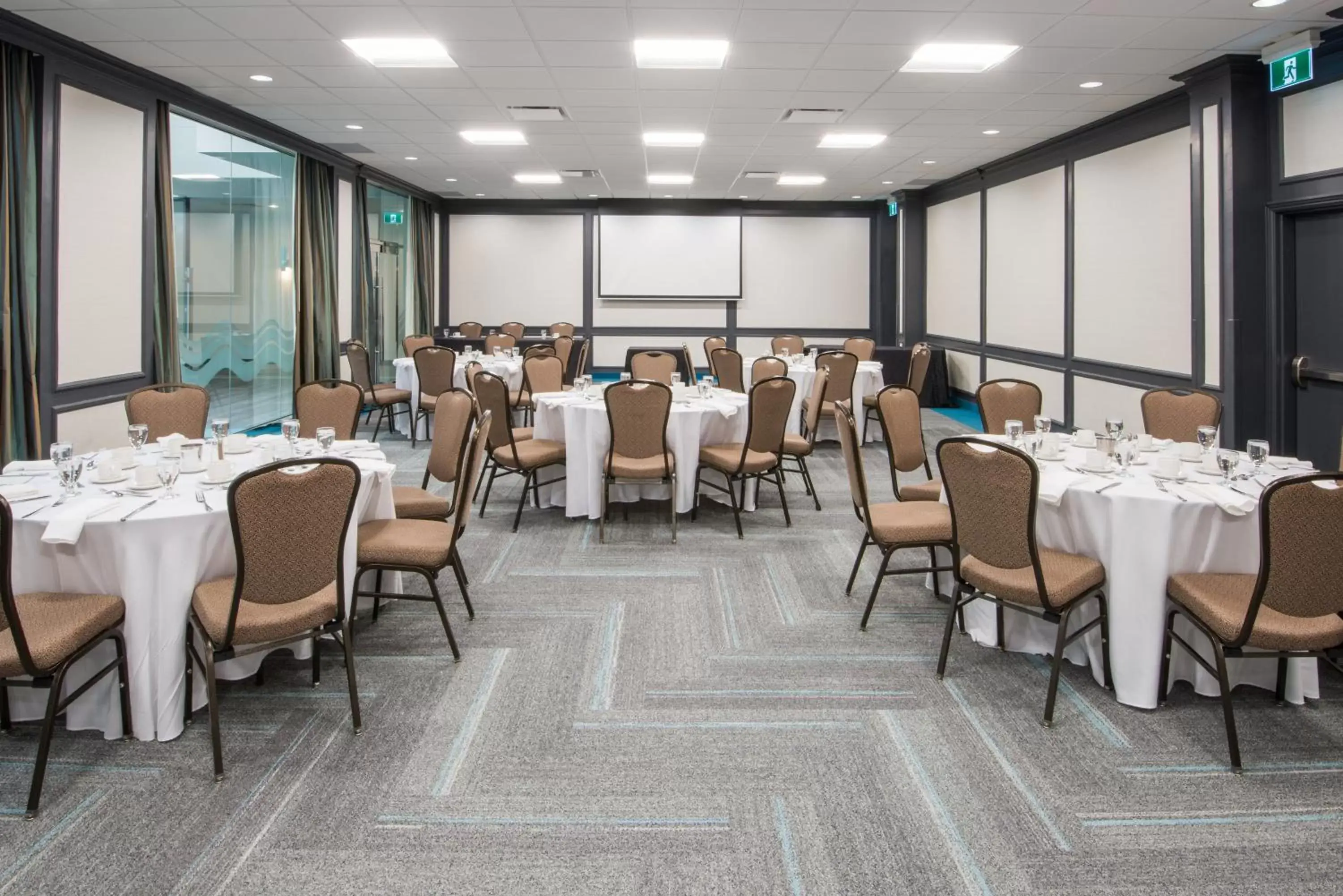 Meeting/conference room, Restaurant/Places to Eat in Crowne Plaza Kitchener-Waterloo, an IHG Hotel