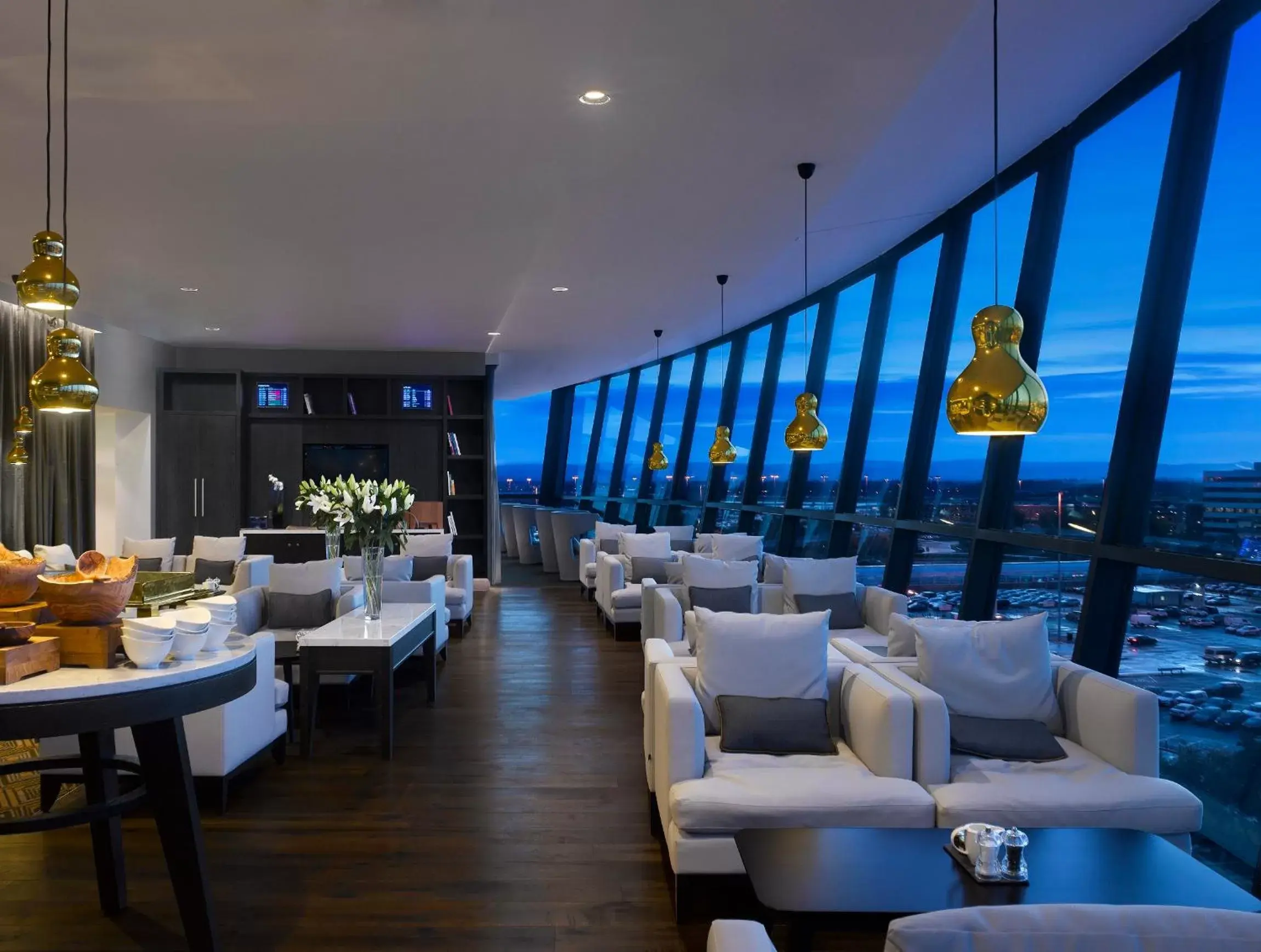 Lounge or bar, Restaurant/Places to Eat in Radisson Blu Manchester Airport