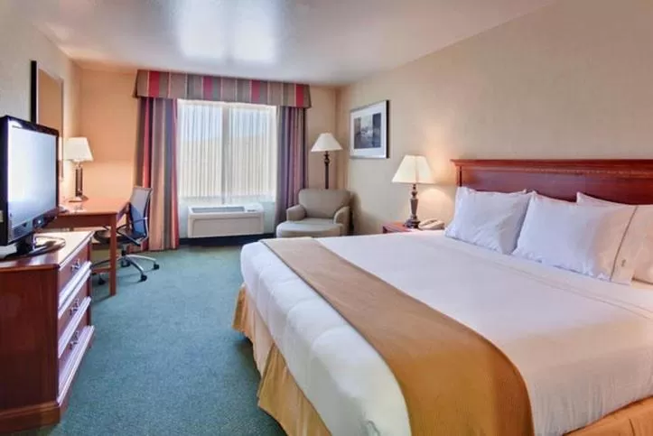 Photo of the whole room, Bed in Holiday Inn Express Tehachapi by IHG