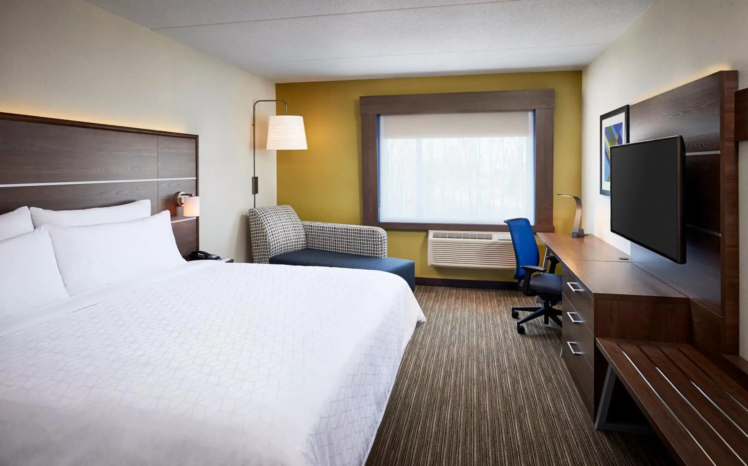 Photo of the whole room, Bed in Holiday Inn Express Niagara-On-The-Lake, an IHG Hotel