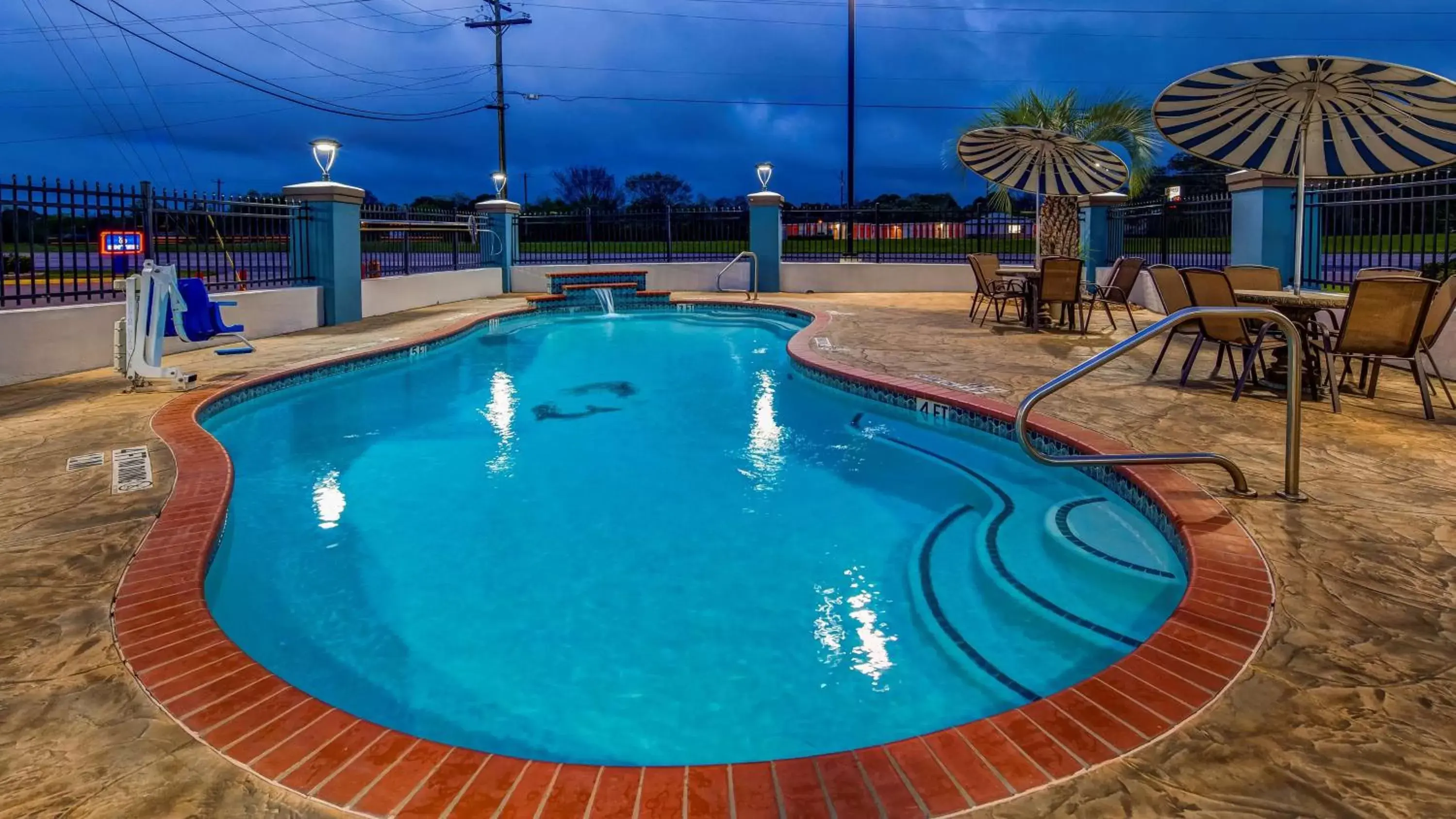 On site, Swimming Pool in SureStay Plus Hotel by Best Western Alvin