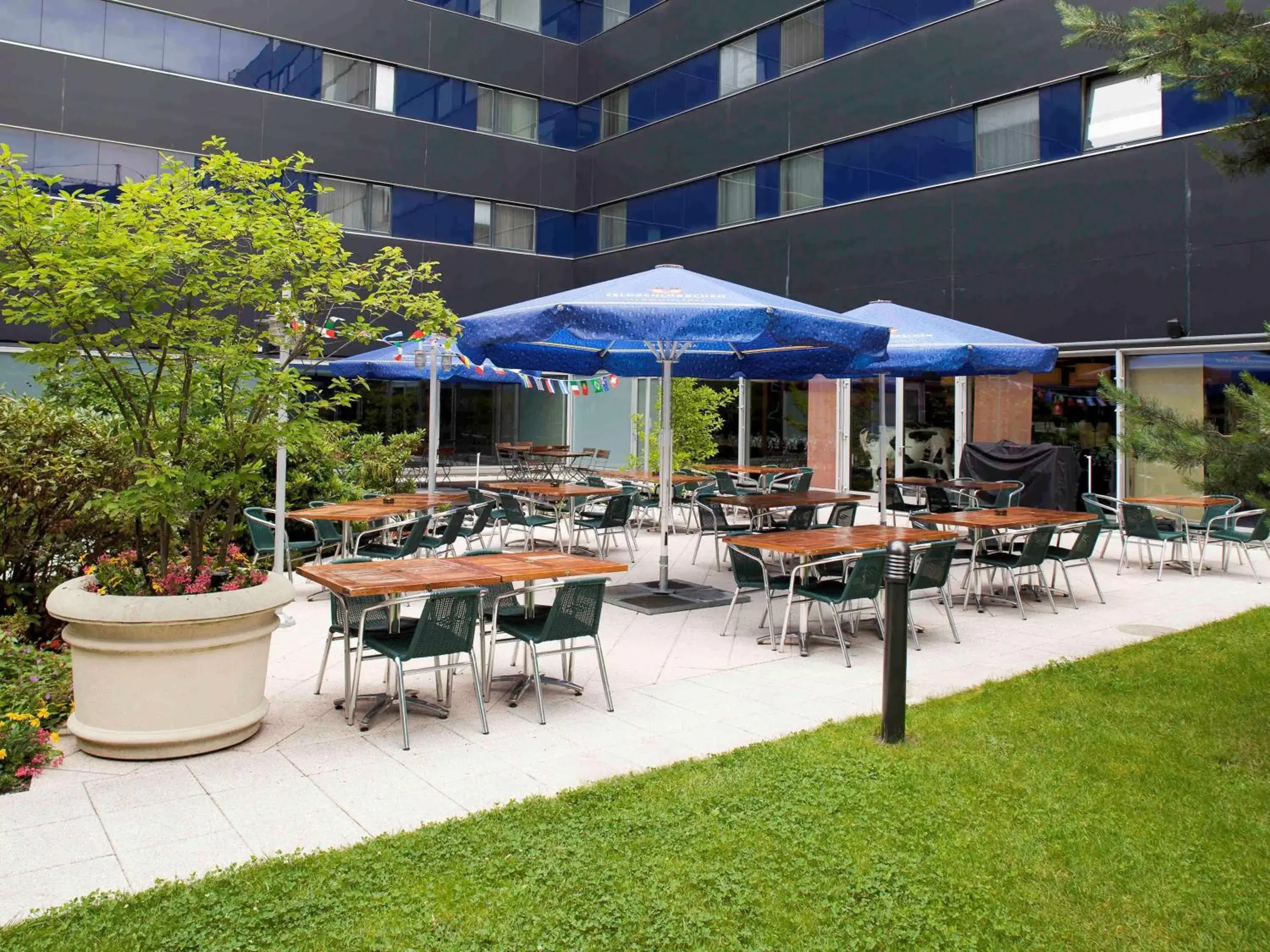 Property building, Restaurant/Places to Eat in ibis Zürich City West