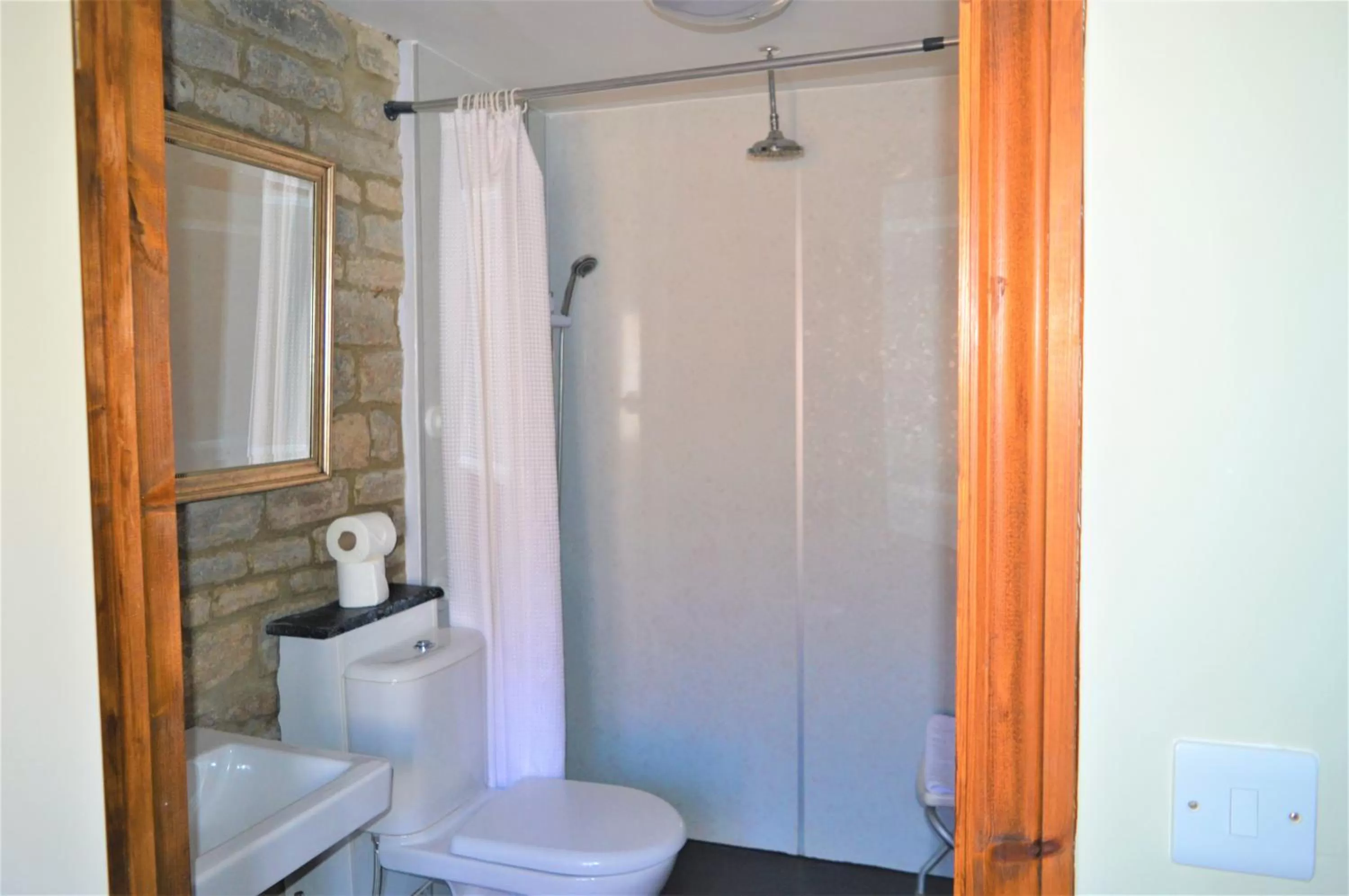 Bathroom in The Ilchester Arms Hotel, Ilchester Somerset