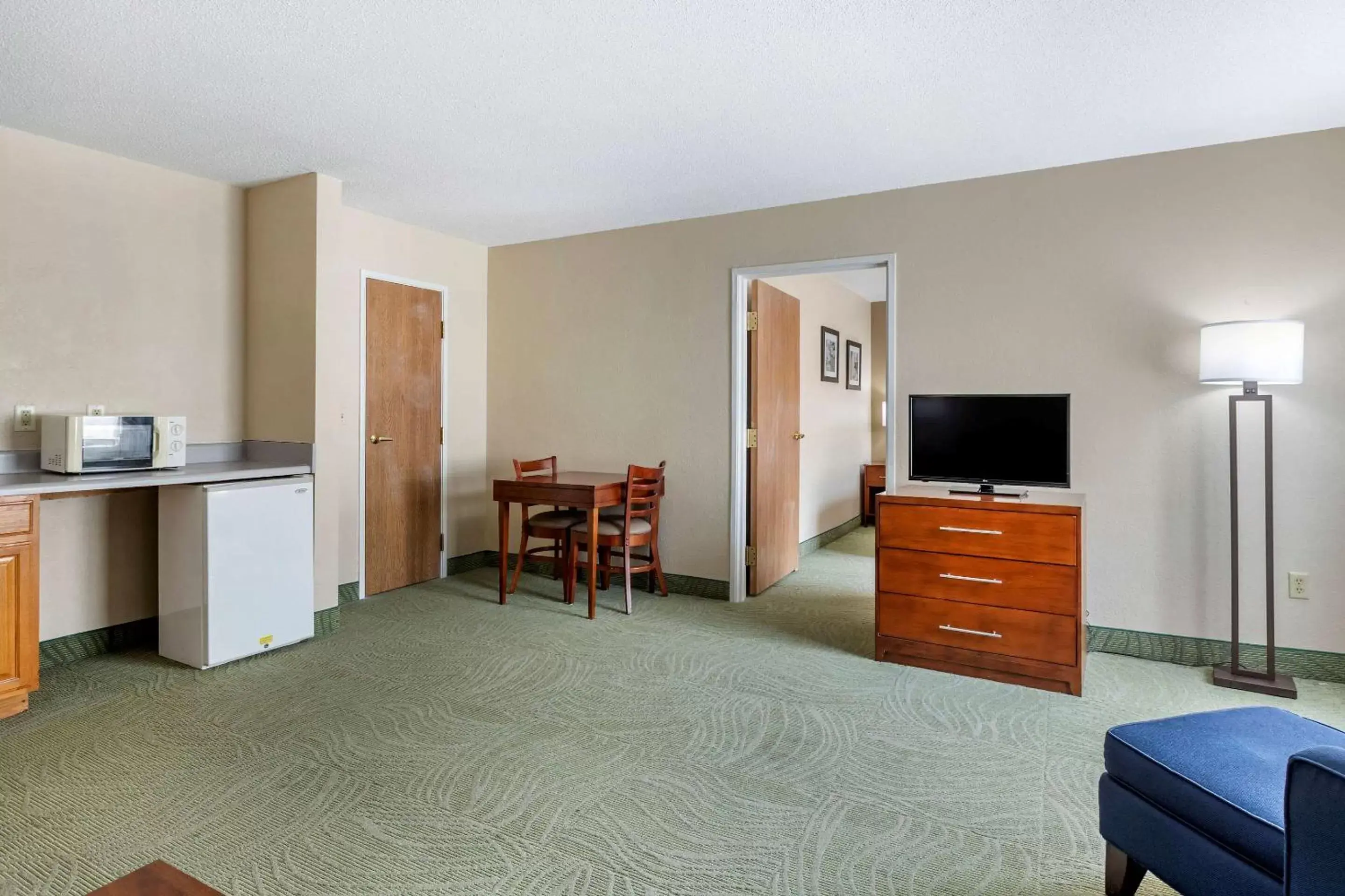 Photo of the whole room, TV/Entertainment Center in Comfort Inn Muscatine near Hwy 61