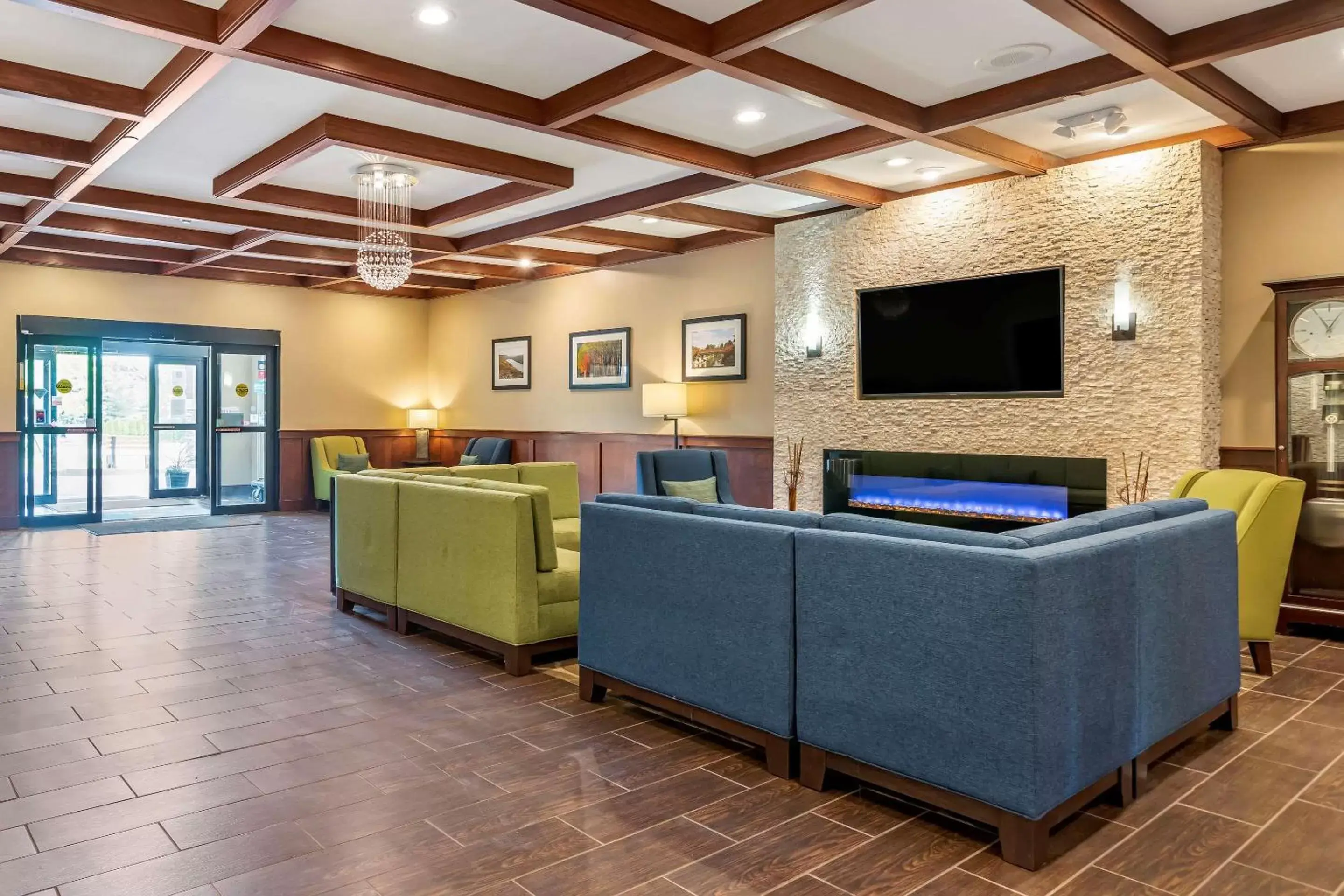 Lobby or reception, Lounge/Bar in Comfort Suites Grand Rapids North