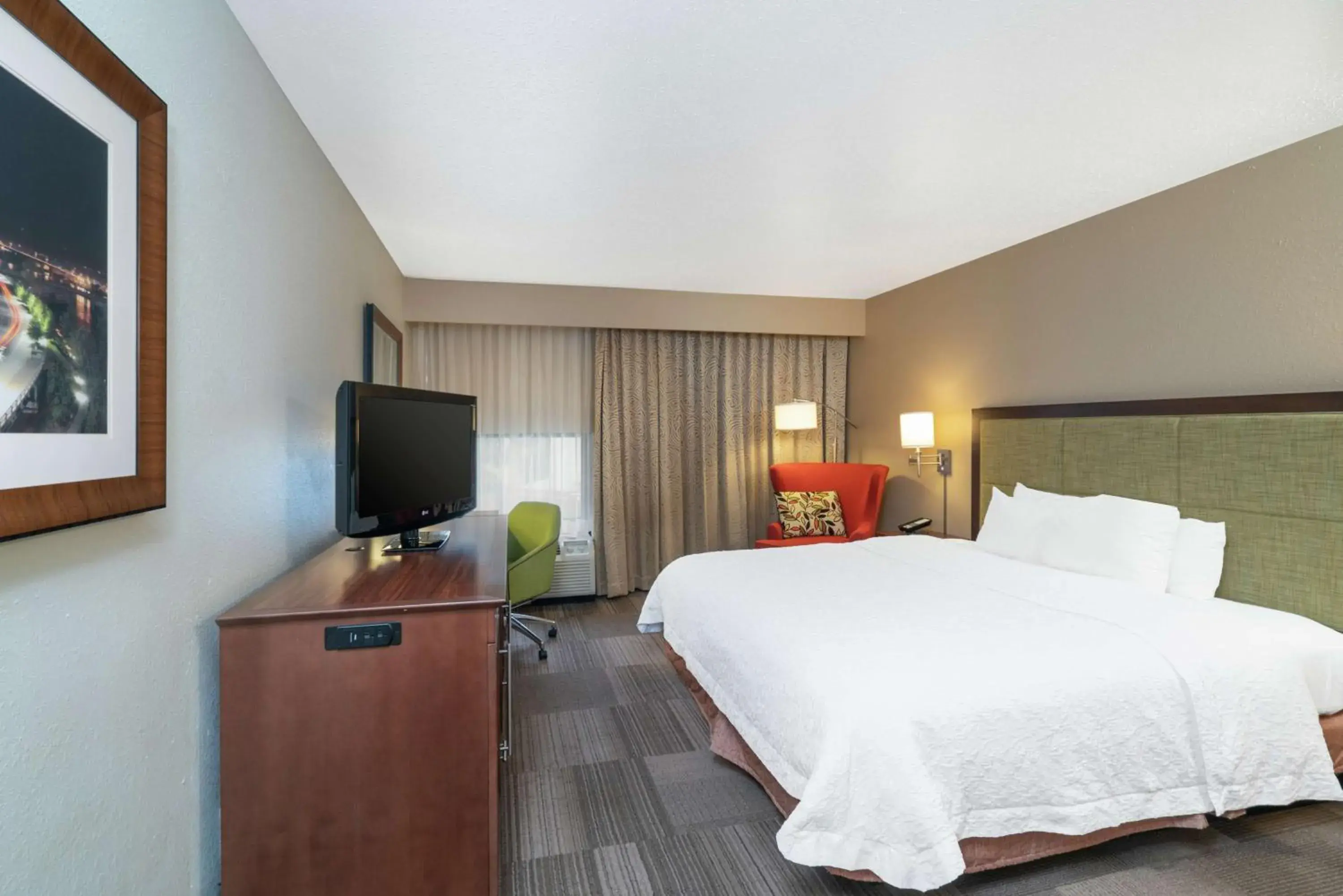 Bed, TV/Entertainment Center in Hampton Inn Chattanooga/Hixson