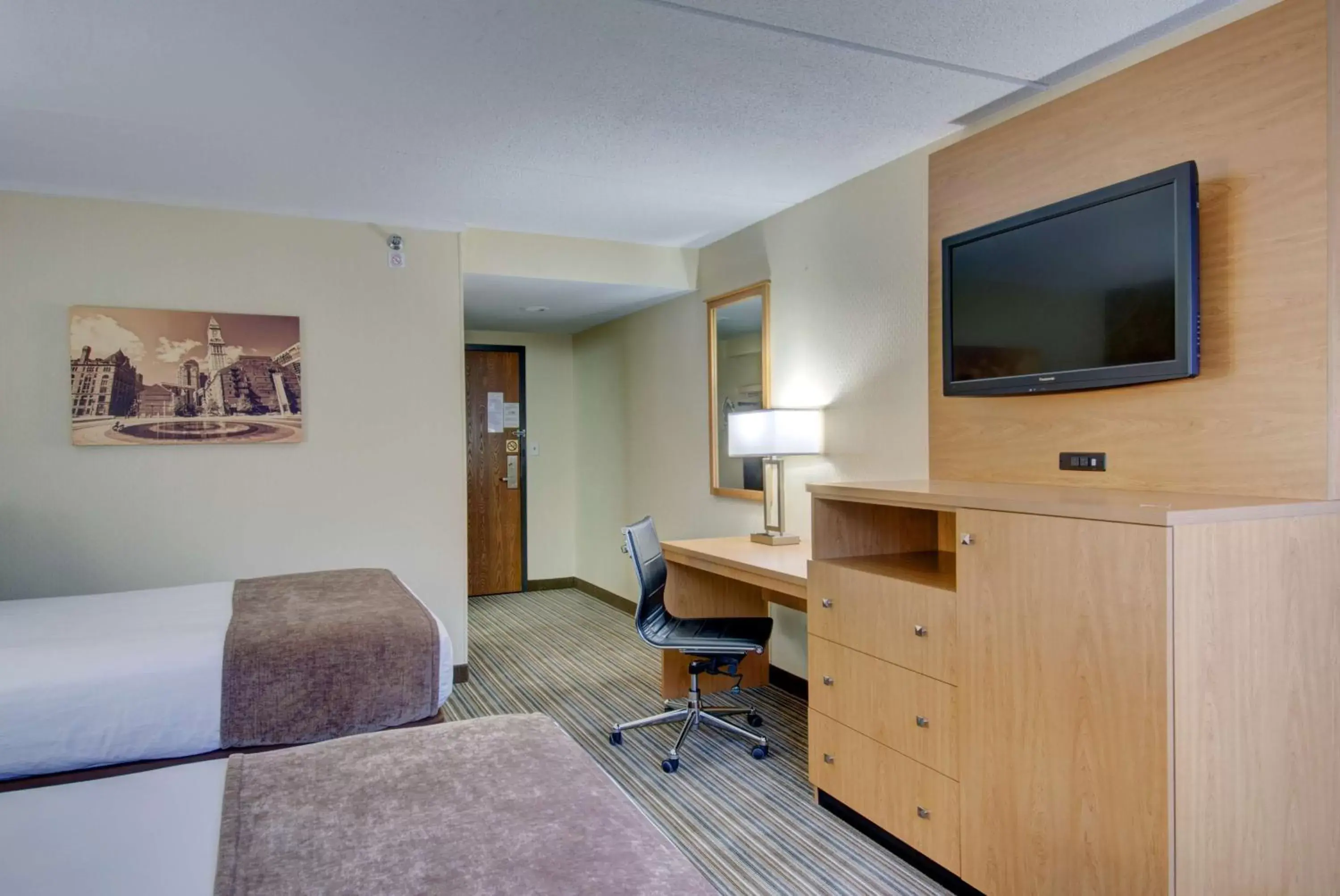 Photo of the whole room, TV/Entertainment Center in Best Western Royal Plaza Hotel and Trade Center
