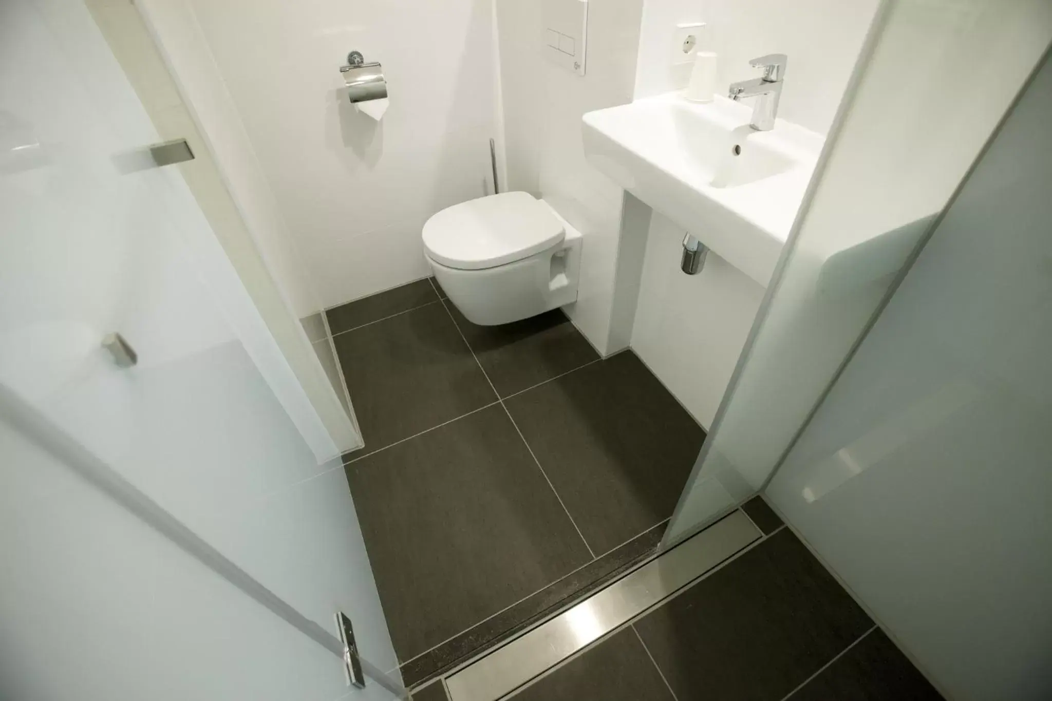 Toilet, Bathroom in Maxhotel Amsterdam Airport Schiphol