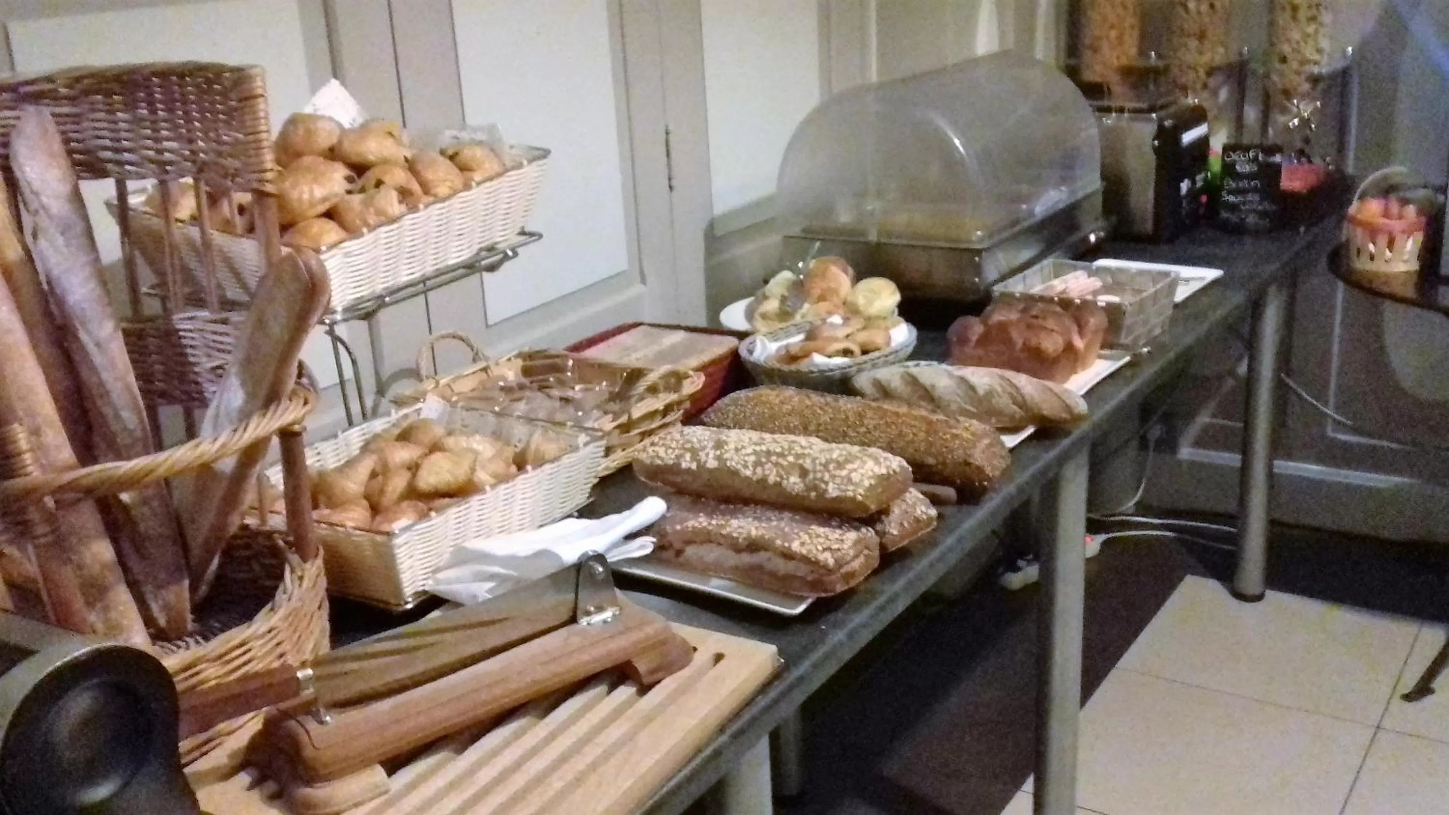 Food and drinks in Best Western Hotel Ile de France