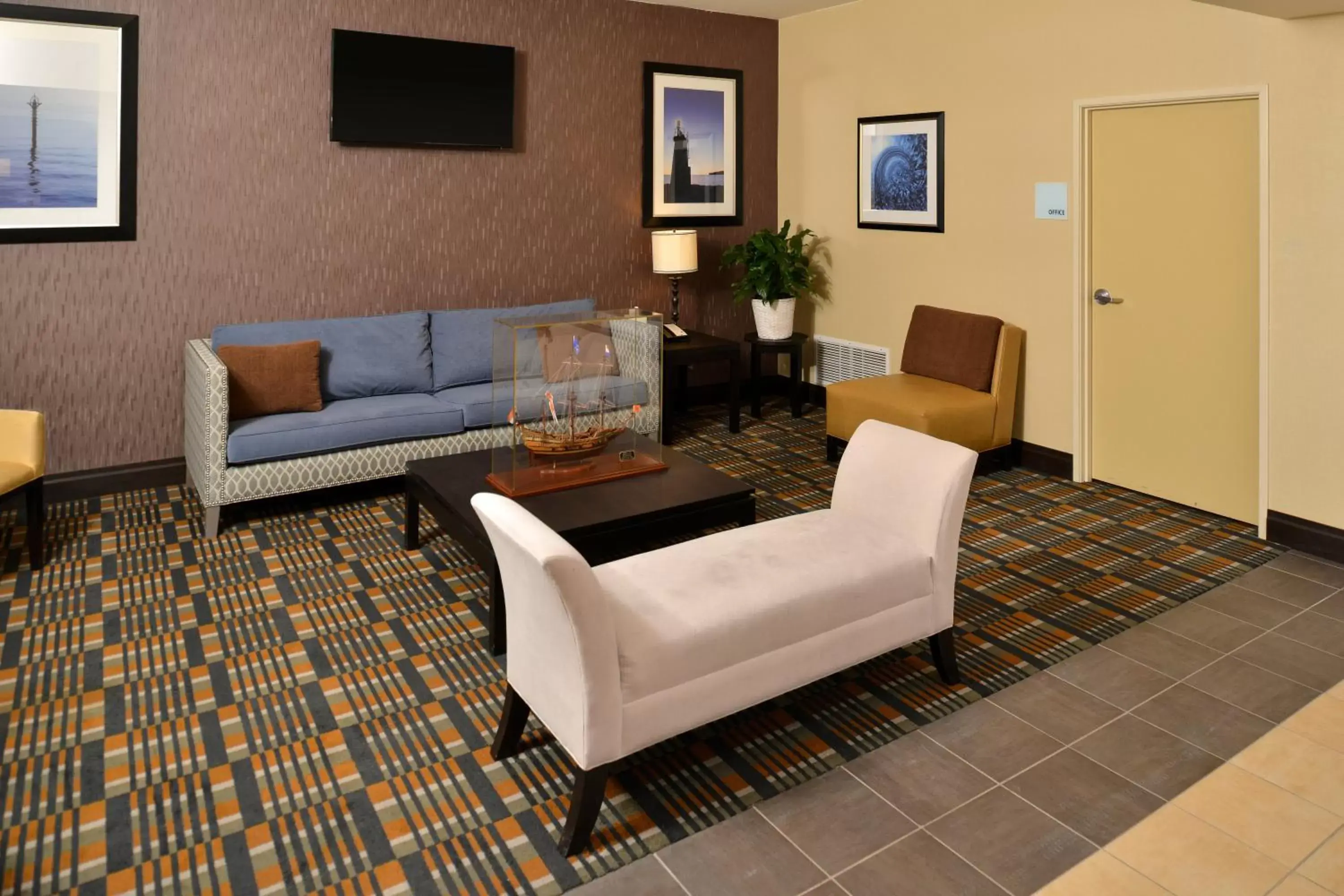 Property building, Seating Area in Holiday Inn Express & Suites Peekskill-Lower Hudson Valley, an IHG Hotel