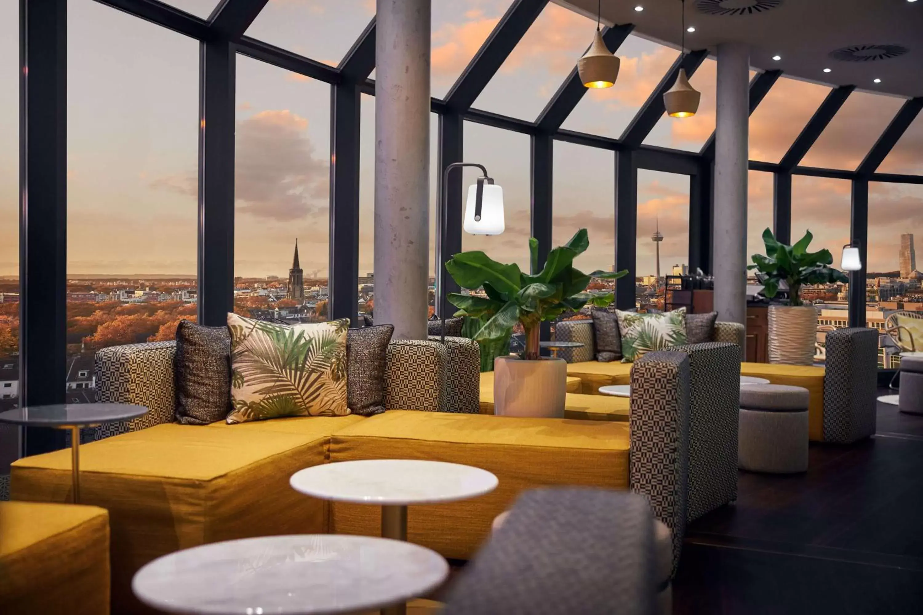 Lounge or bar in Wasserturm Hotel Cologne, Curio Collection by Hilton