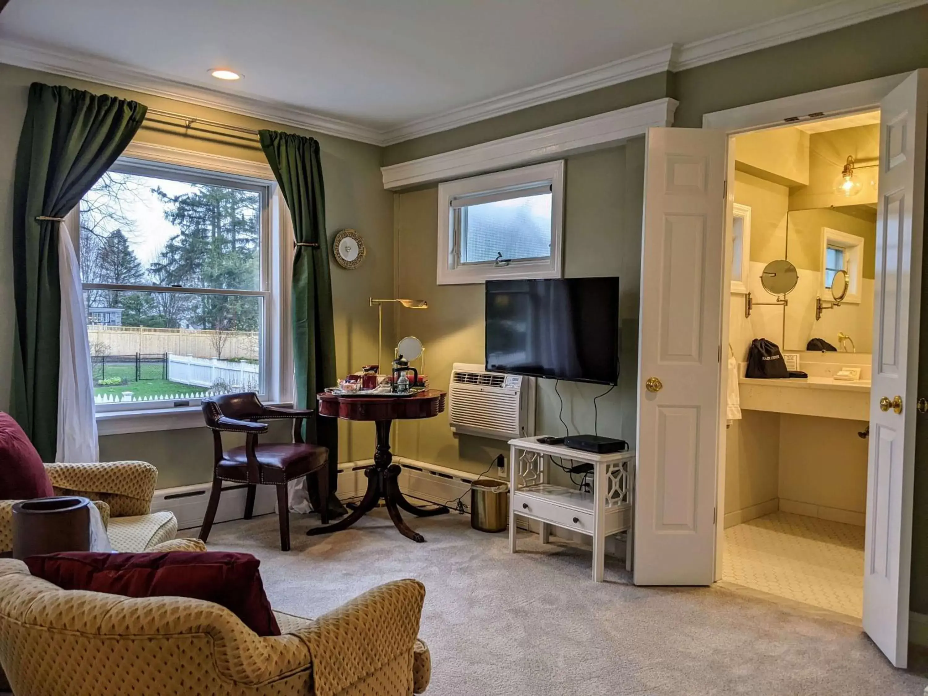 TV and multimedia, Seating Area in Stanton House Inn