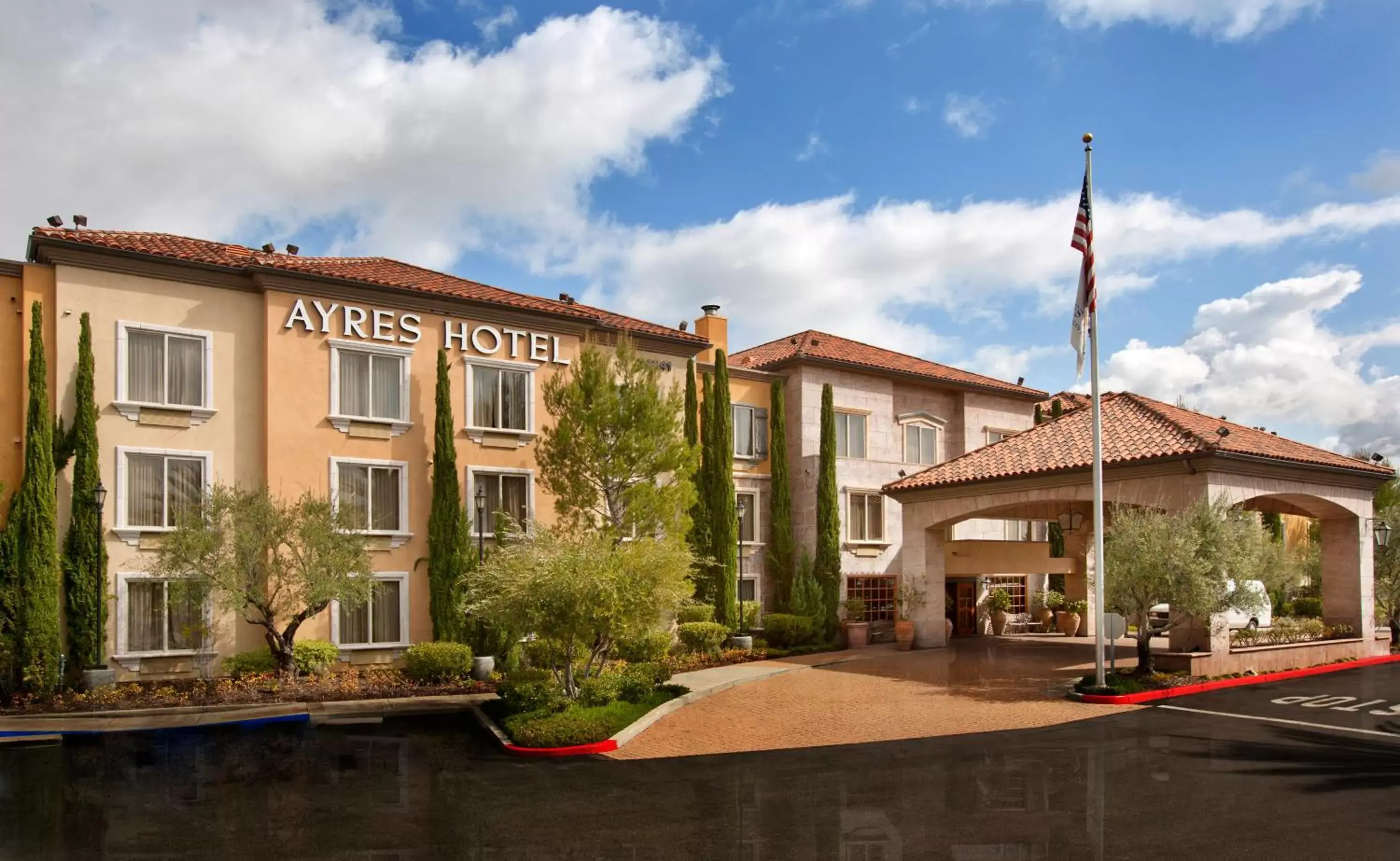 Facade/entrance in Ayres Hotel Laguna Woods - Aliso Viejo Facade/entrance in Ayres Hotel Laguna Woods - Aliso Viejo