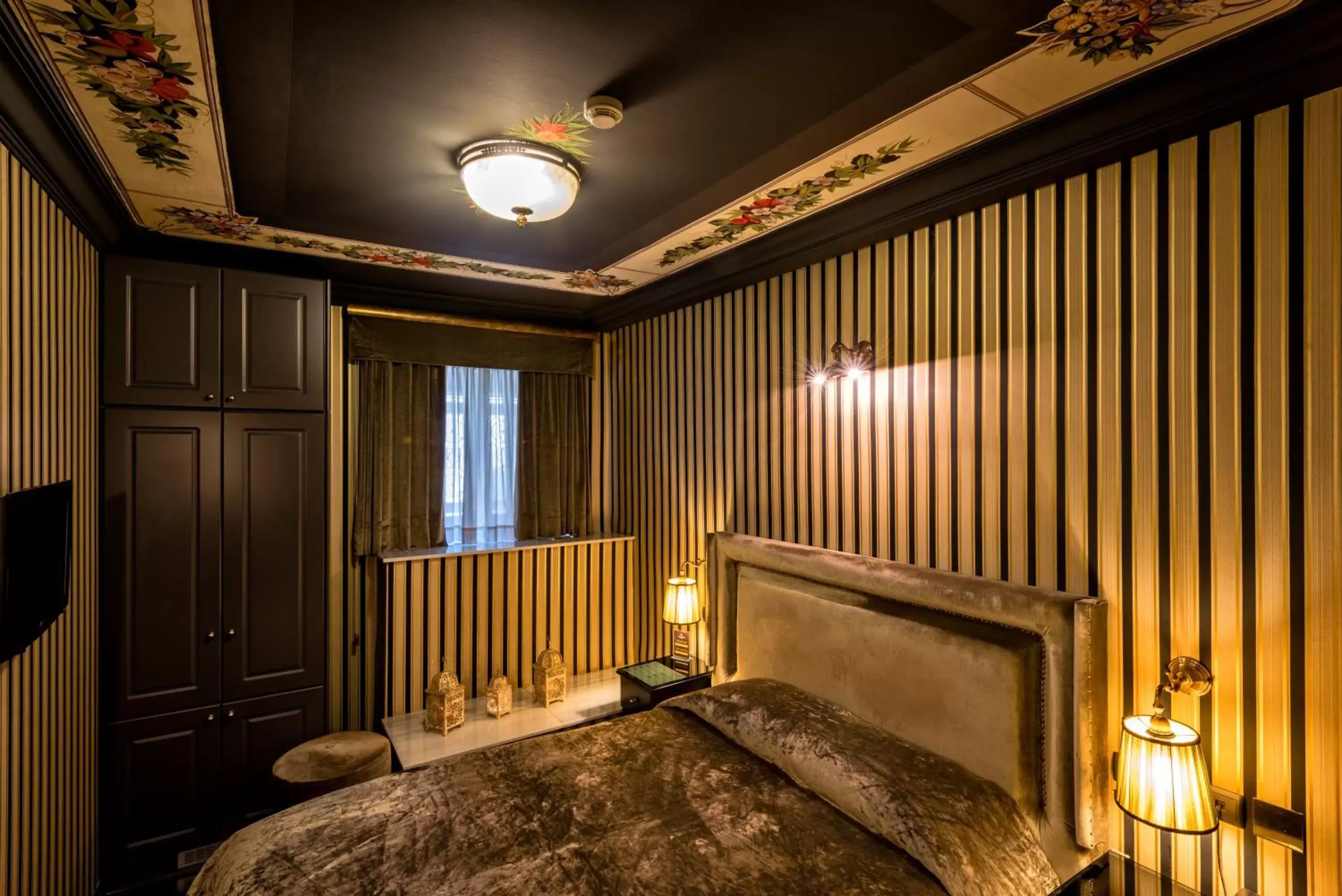 Bed in Maison Grecque Hotel Extraordinaire