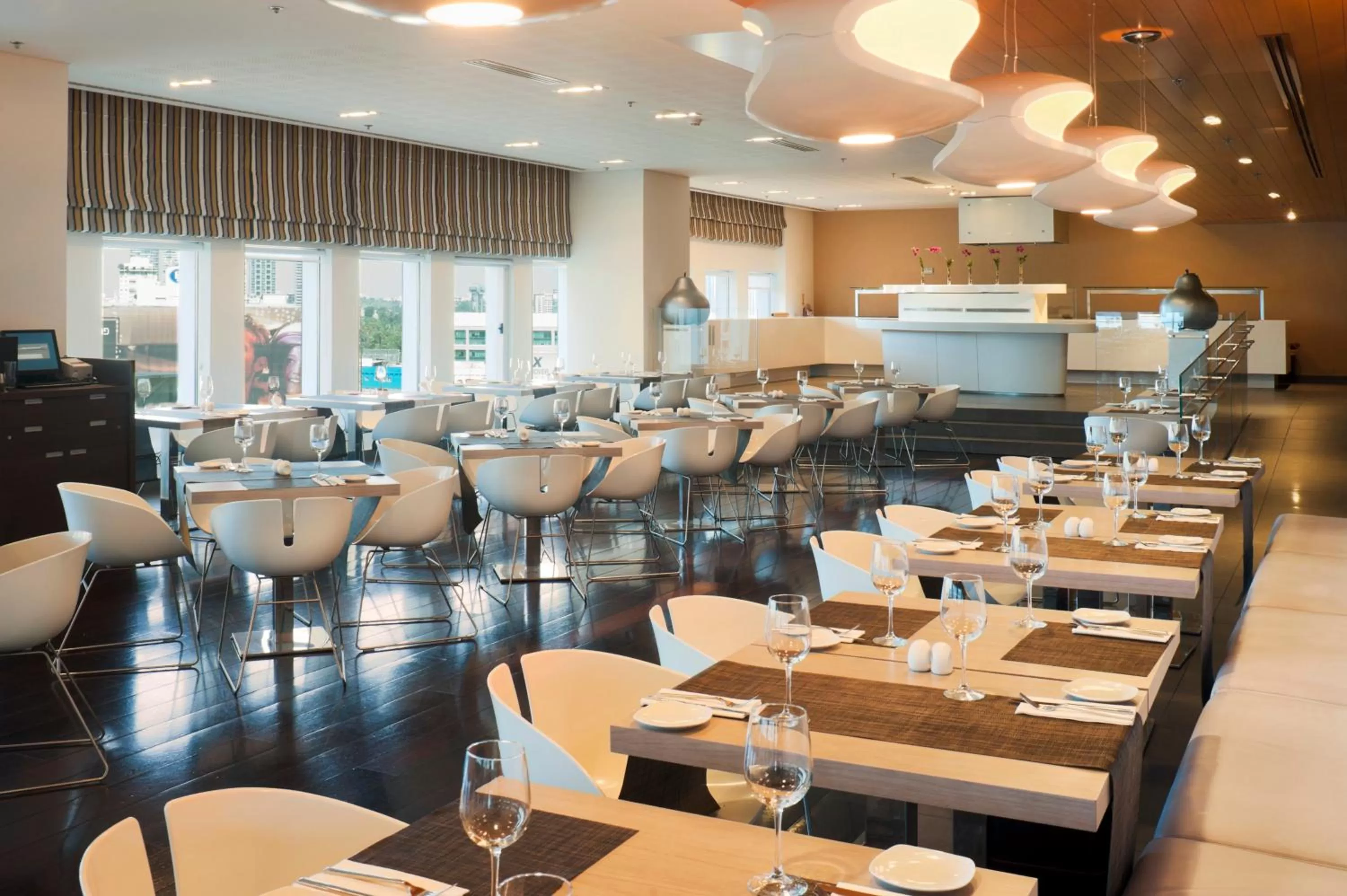 Restaurant/places to eat in Crowne Plaza Tel Aviv City Center by IHG