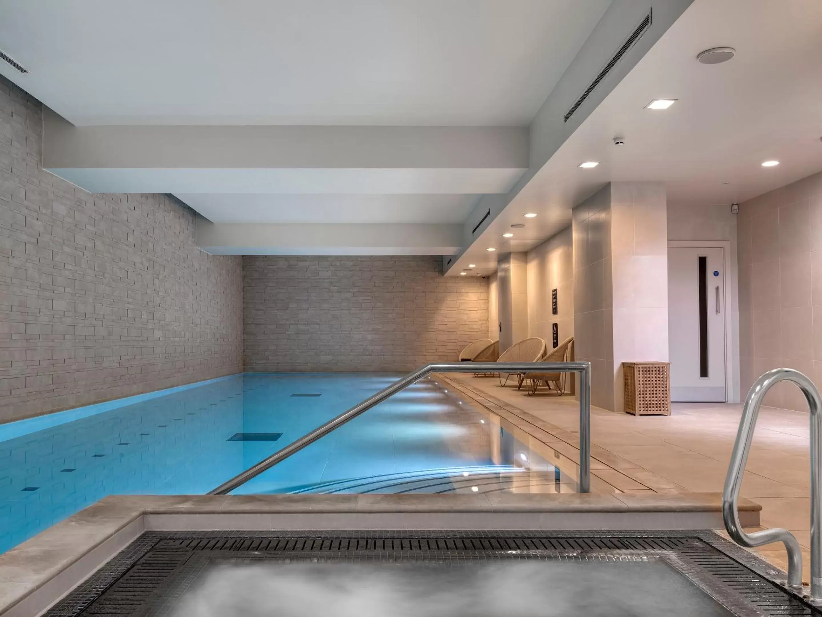 Hot Tub, Swimming Pool in CitySuites Aparthotel