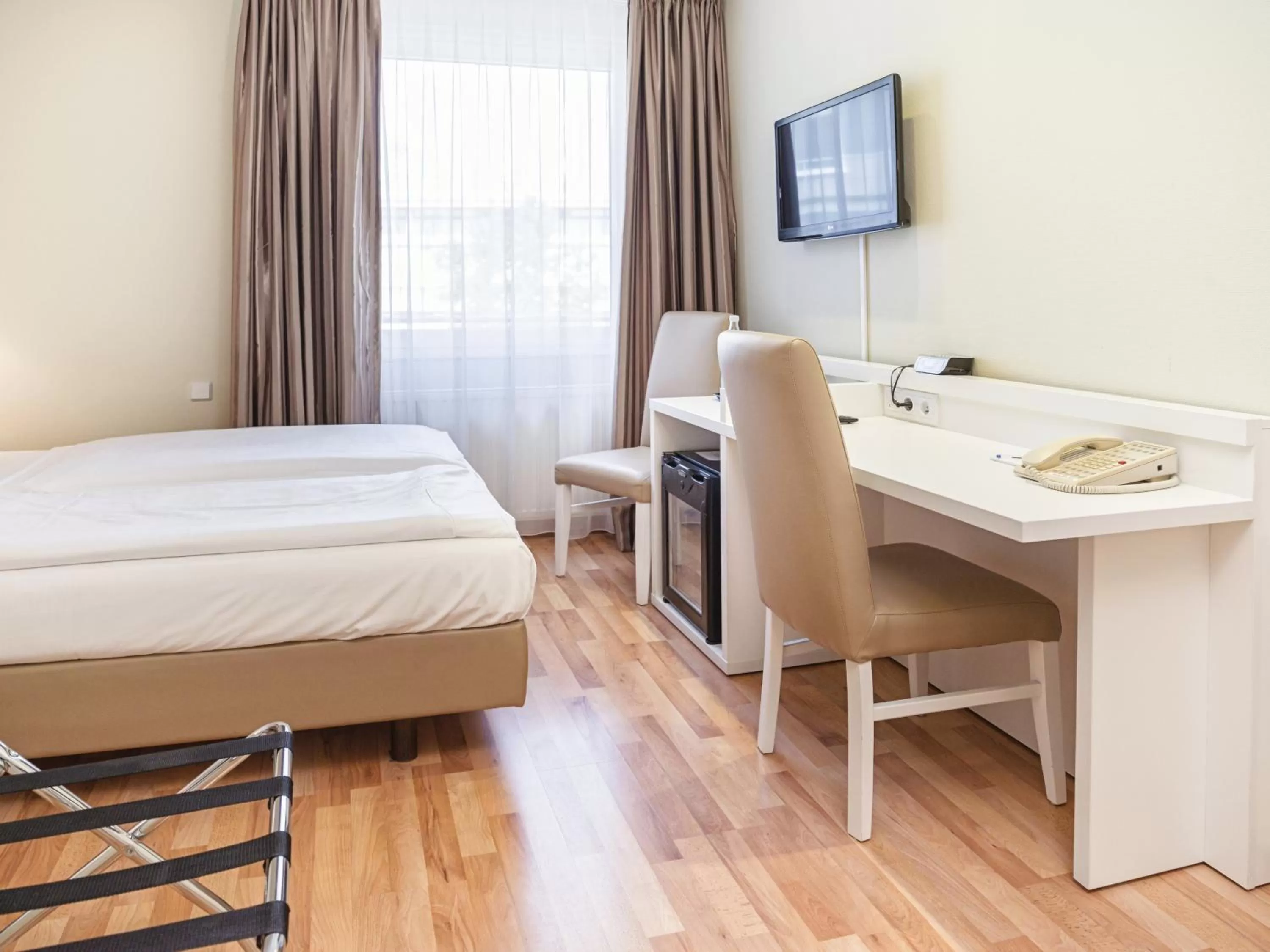 Photo of the whole room, Bed in Hotel am Schloß Köpenick by Golden Tulip