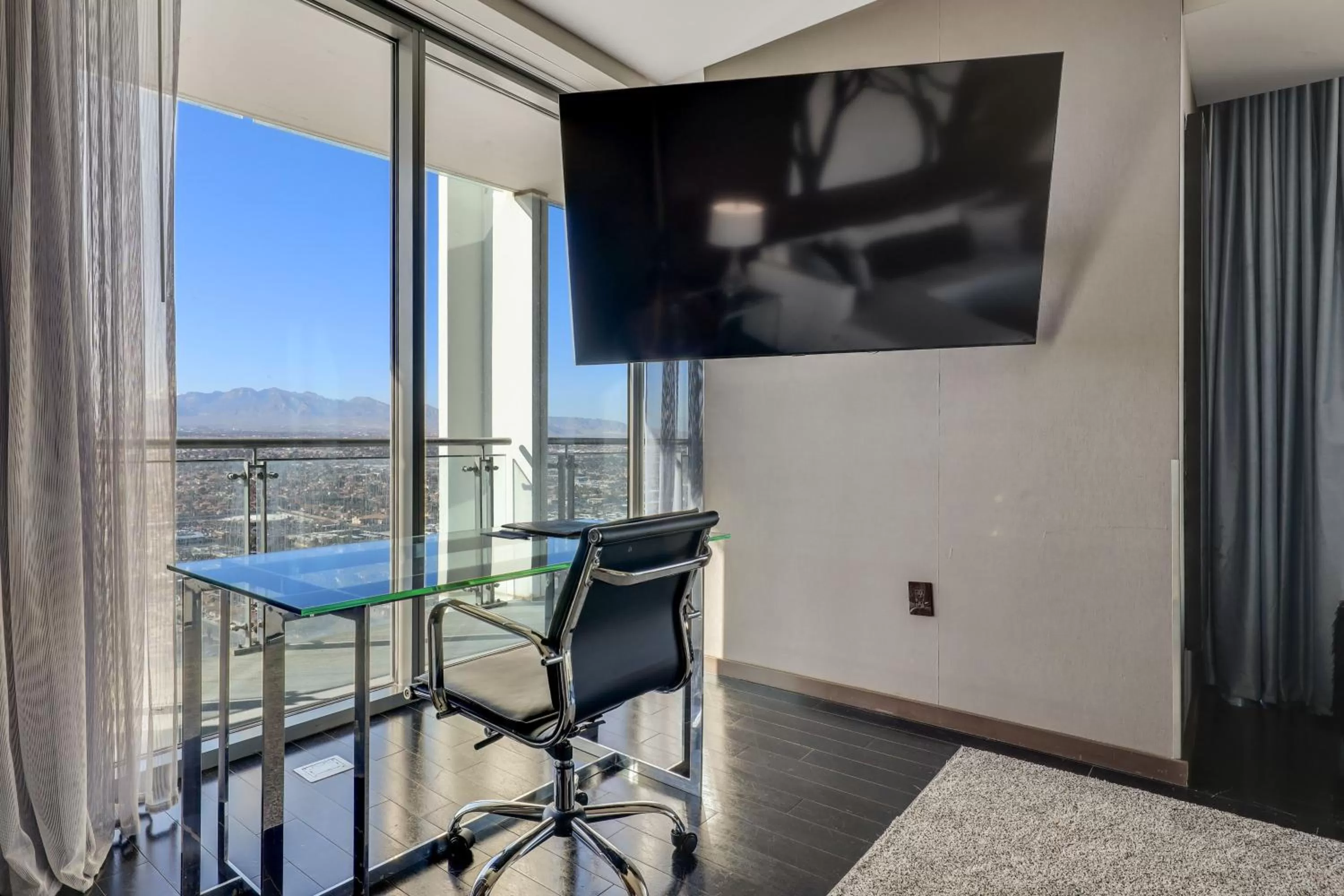 TV and multimedia in Vegas Palms HIGH 52nd fl. 1BDR corner penthouse 1220sqft