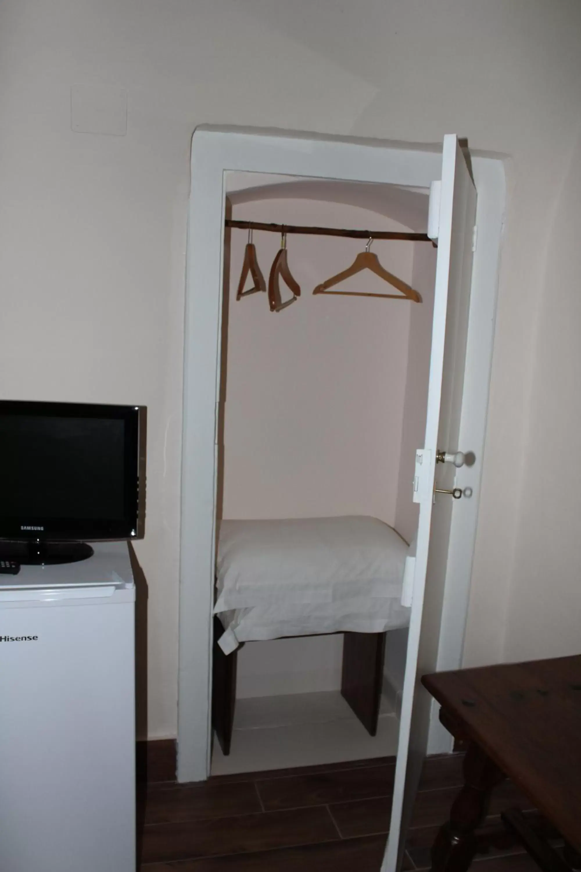 wardrobe, Bed in B&B Vecchia Suppenna