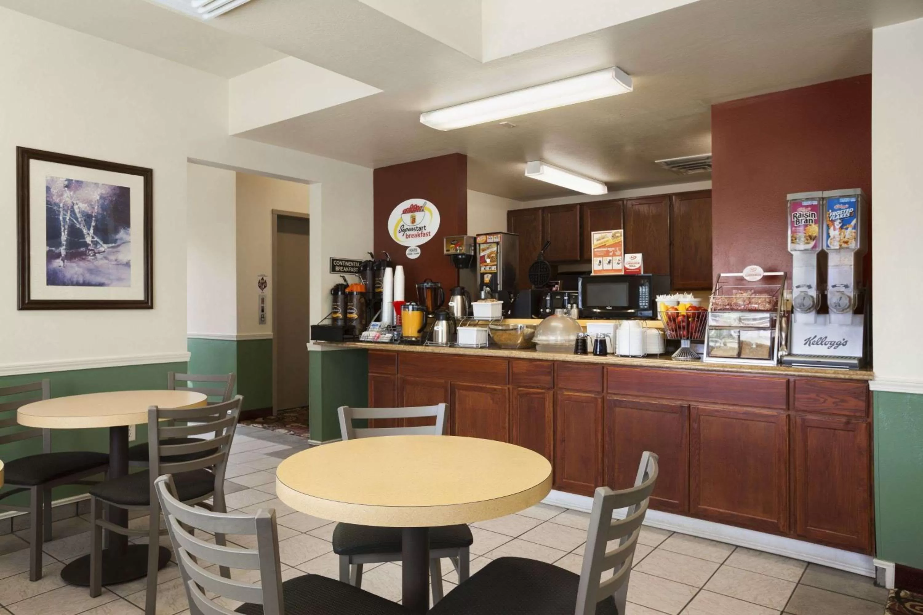 Restaurant/places to eat in Super 8 by Wyndham Salmon