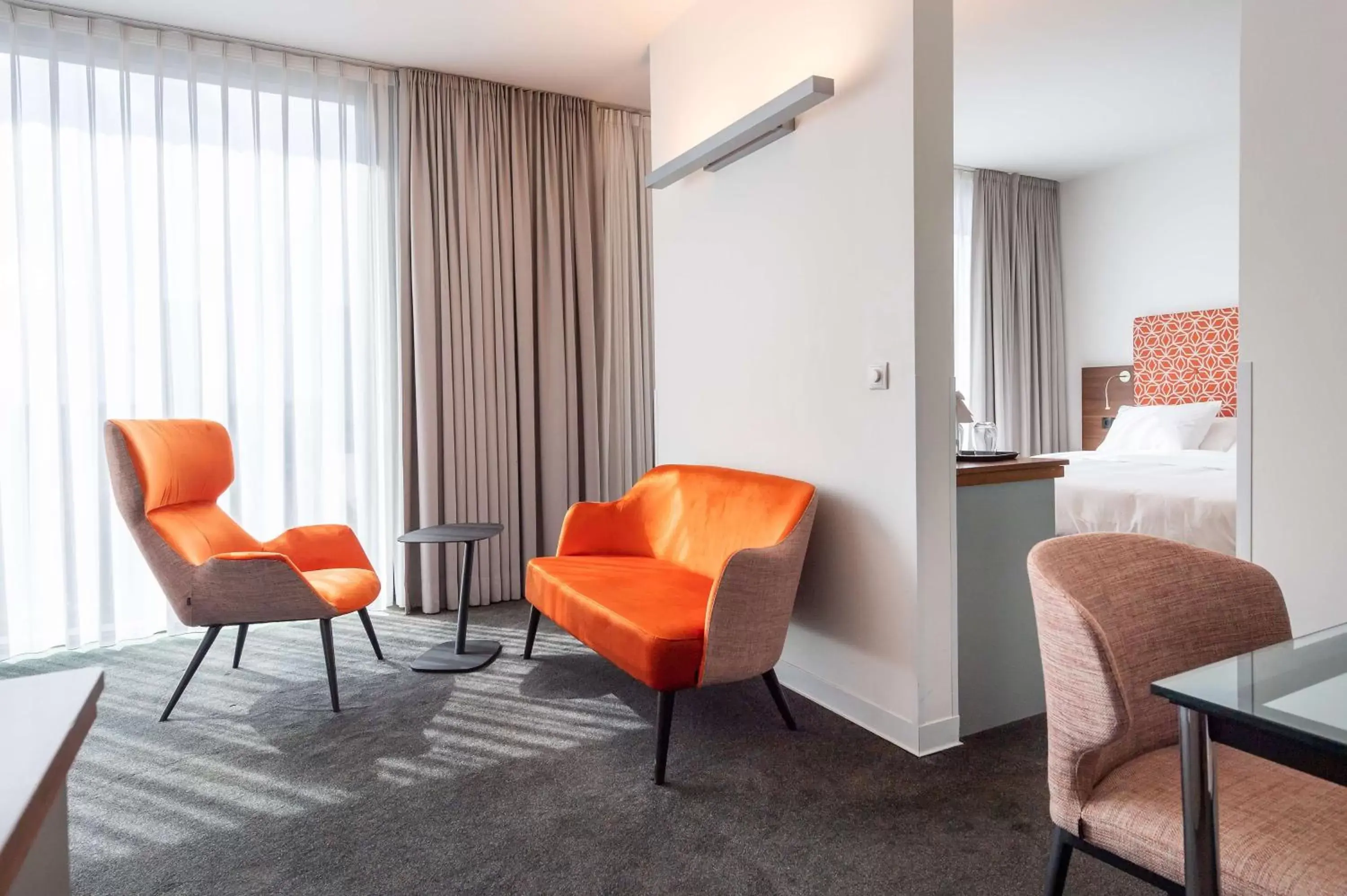 Bedroom, Seating Area in DoubleTree by Hilton Frankfurt Niederrad