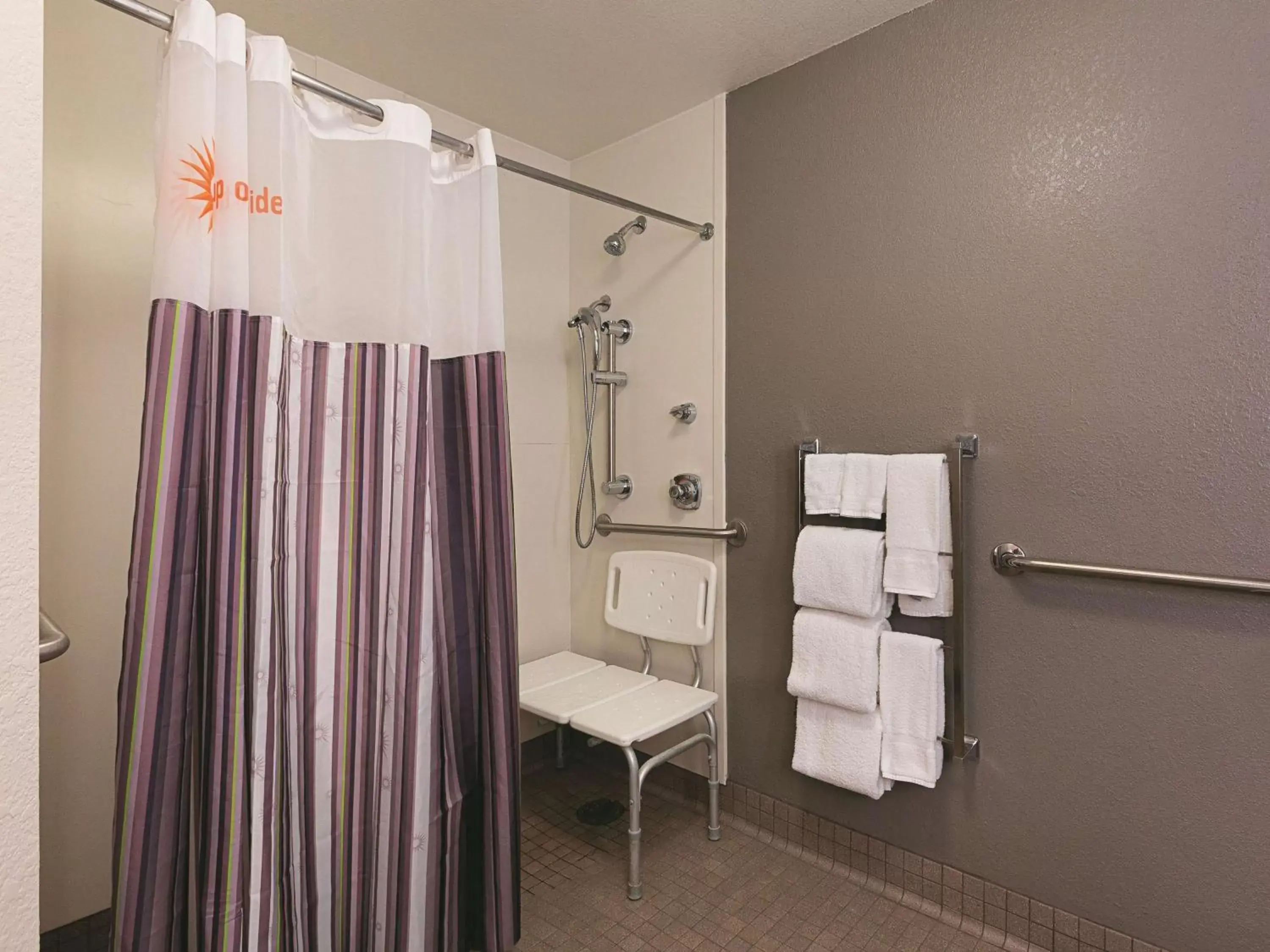 Photo of the whole room, Bathroom in La Quinta by Wyndham Atlanta Alpharetta