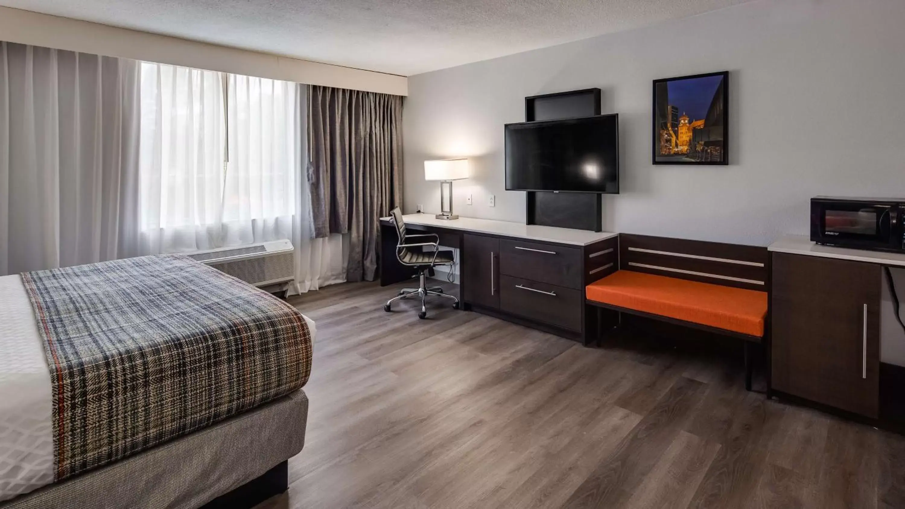 Photo of the whole room, TV/Entertainment Center in Best Western Premier Richmond City Gateway