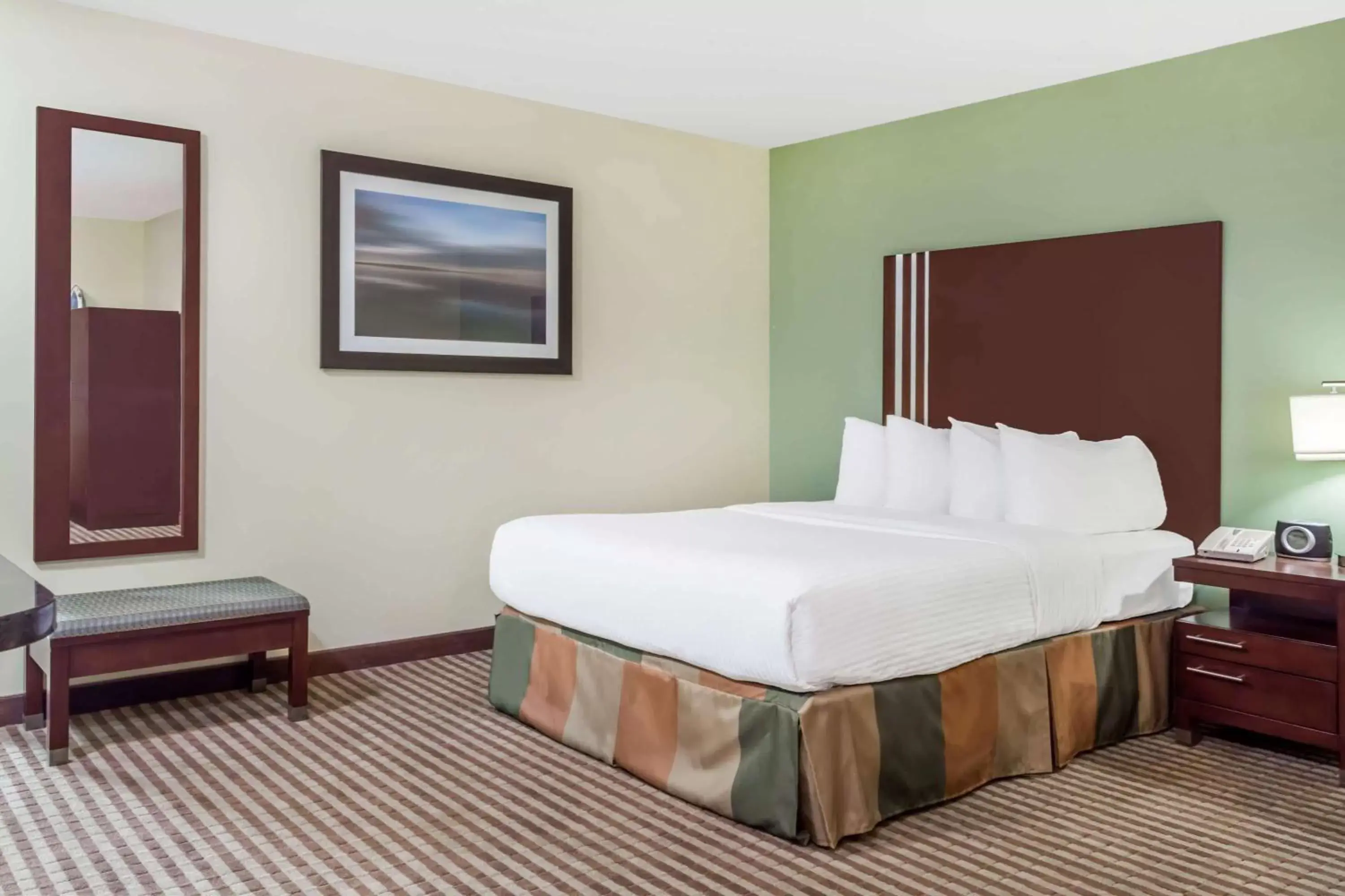 Photo of the whole room, Bed in Ramada by Wyndham Carlyle