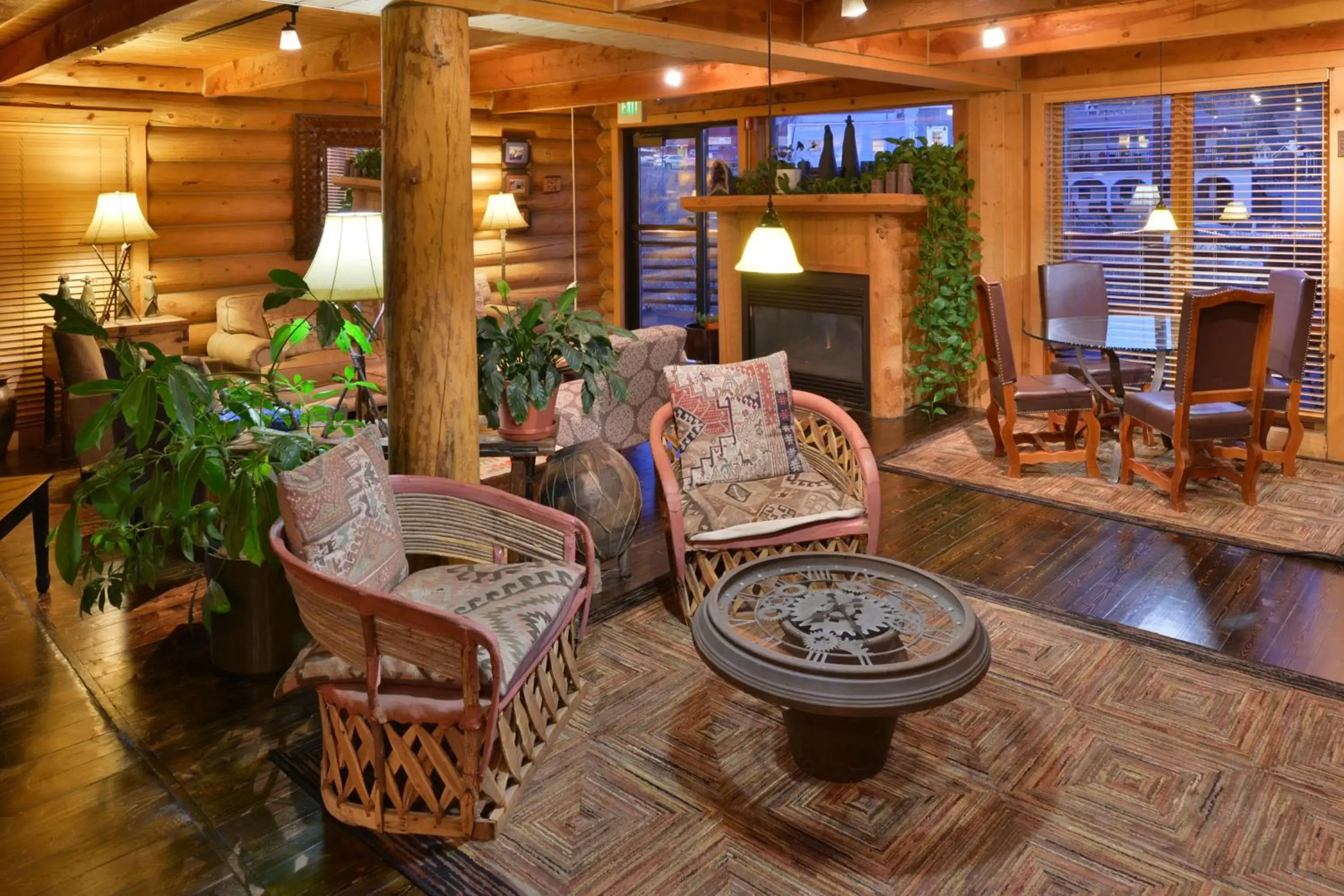 Communal lounge/ TV room in The Boulder Creek Lodge